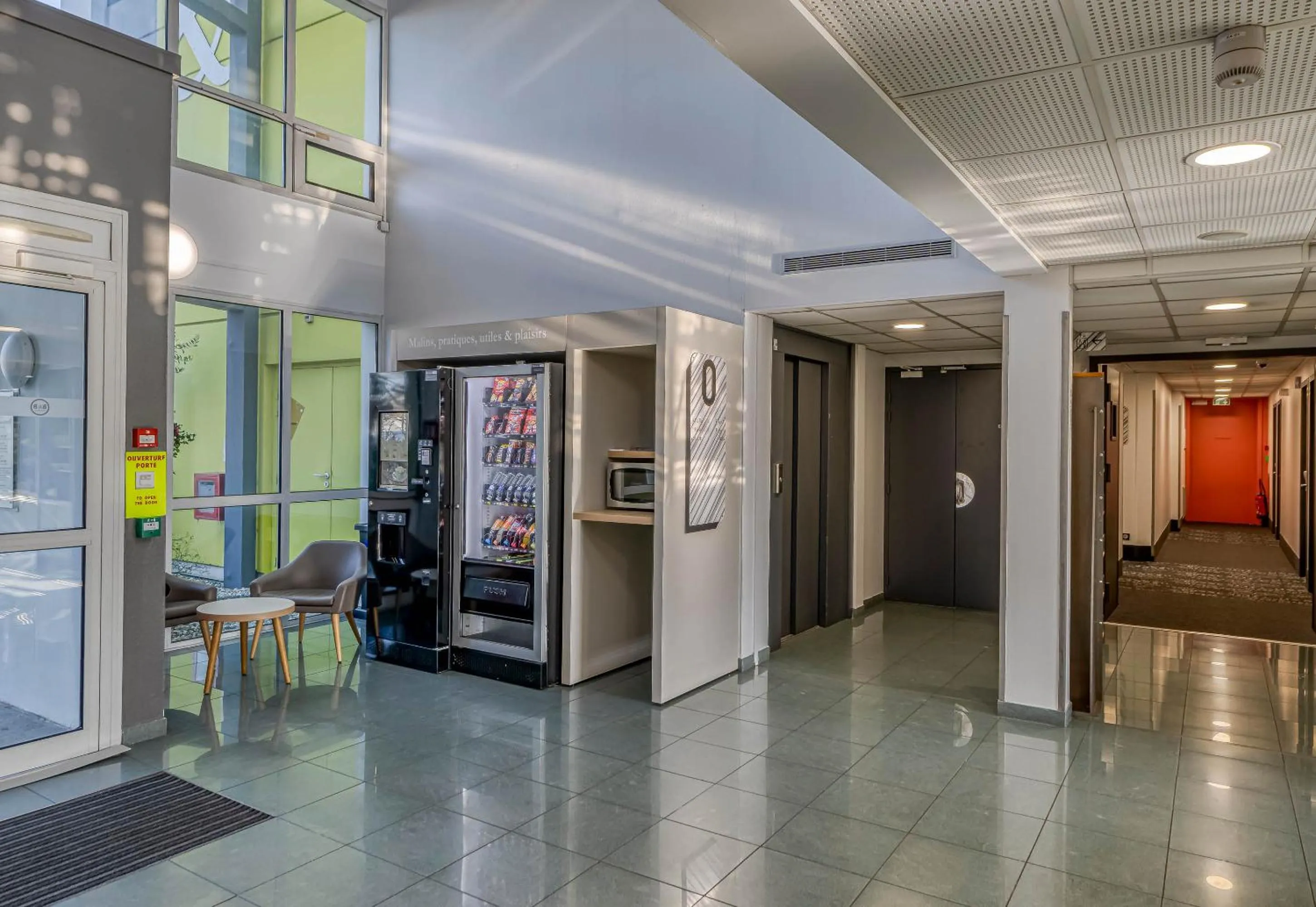 Lobby or reception in B&B HOTEL Bordeaux Lac sur Bruges