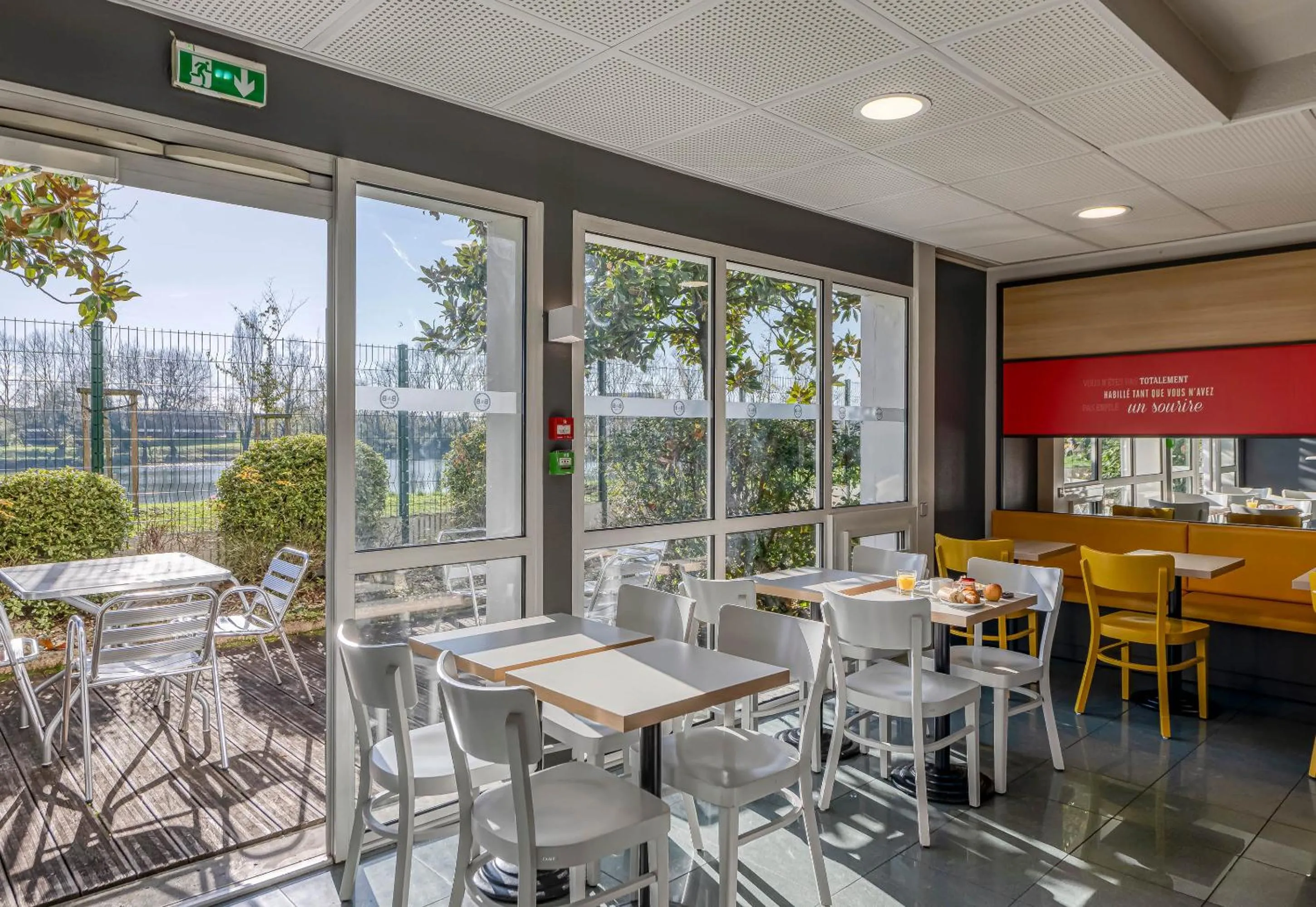 Restaurant/places to eat in B&B HOTEL Bordeaux Lac sur Bruges