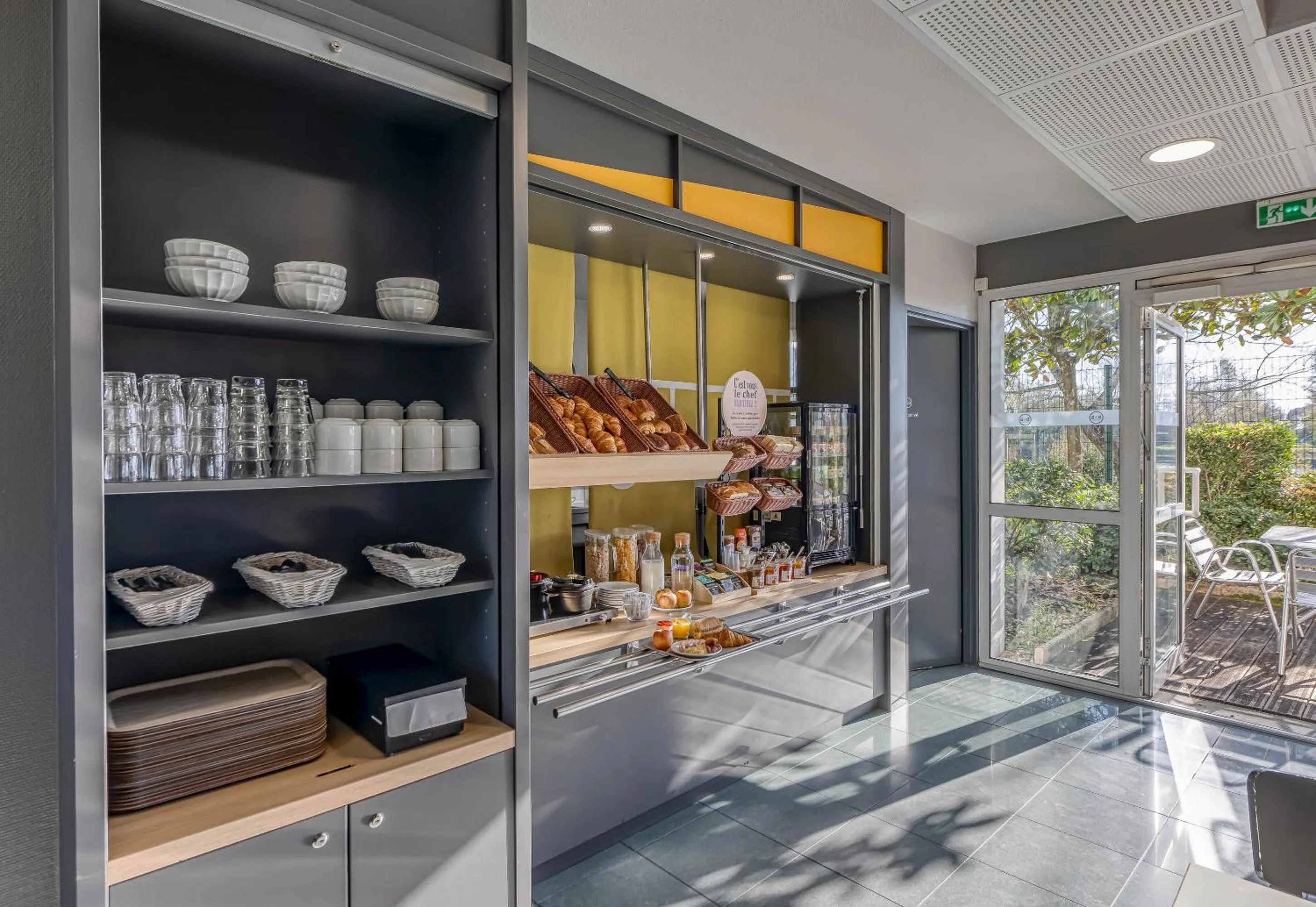 Breakfast in B&B HOTEL Bordeaux Lac sur Bruges