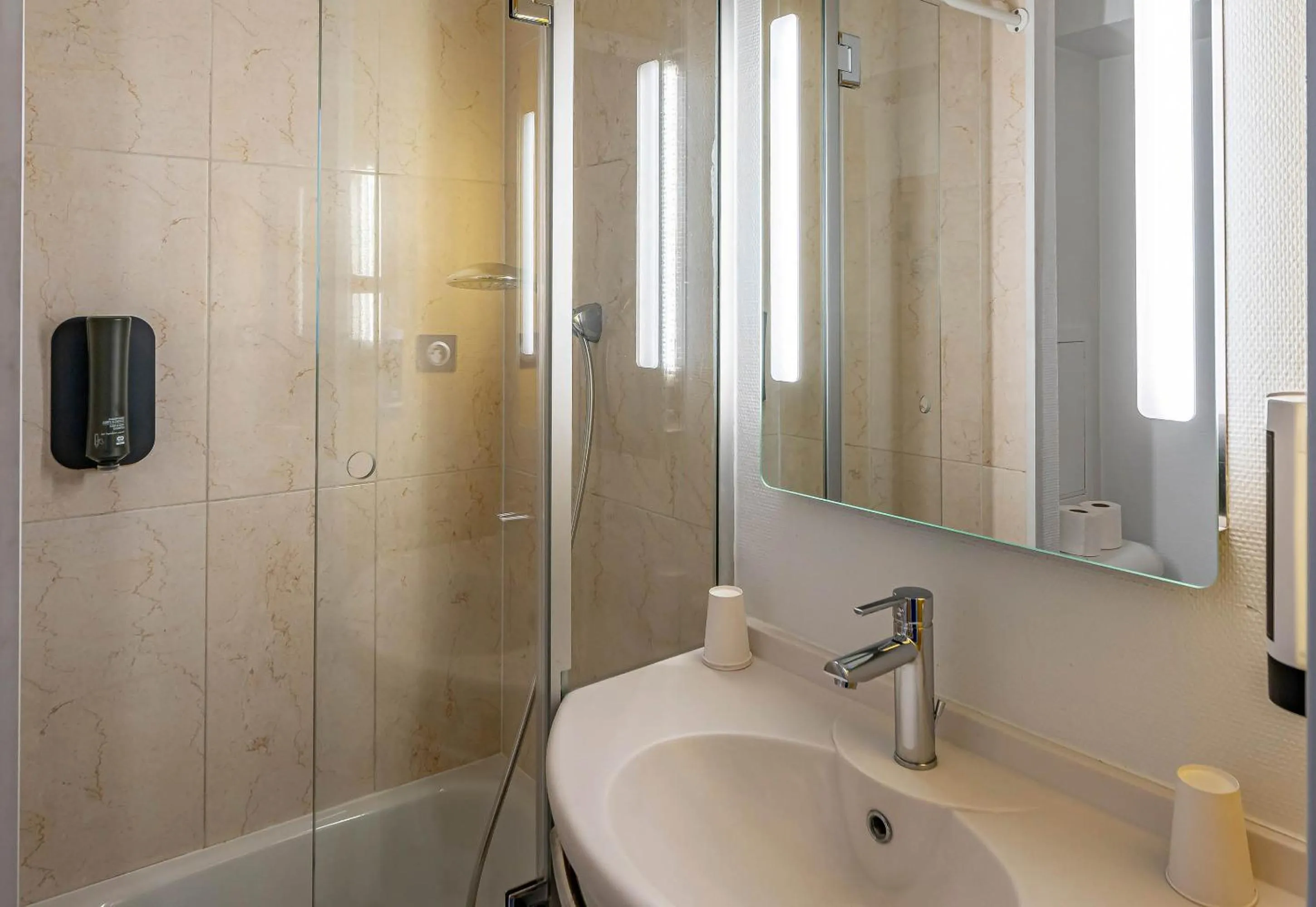 Bathroom in B&B HOTEL Bordeaux Lac sur Bruges