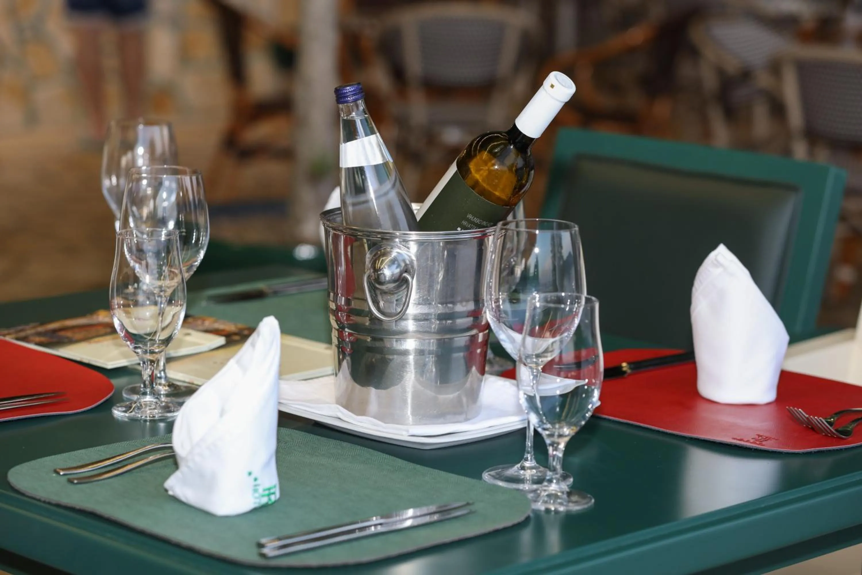 Restaurant/places to eat in Hotel RR