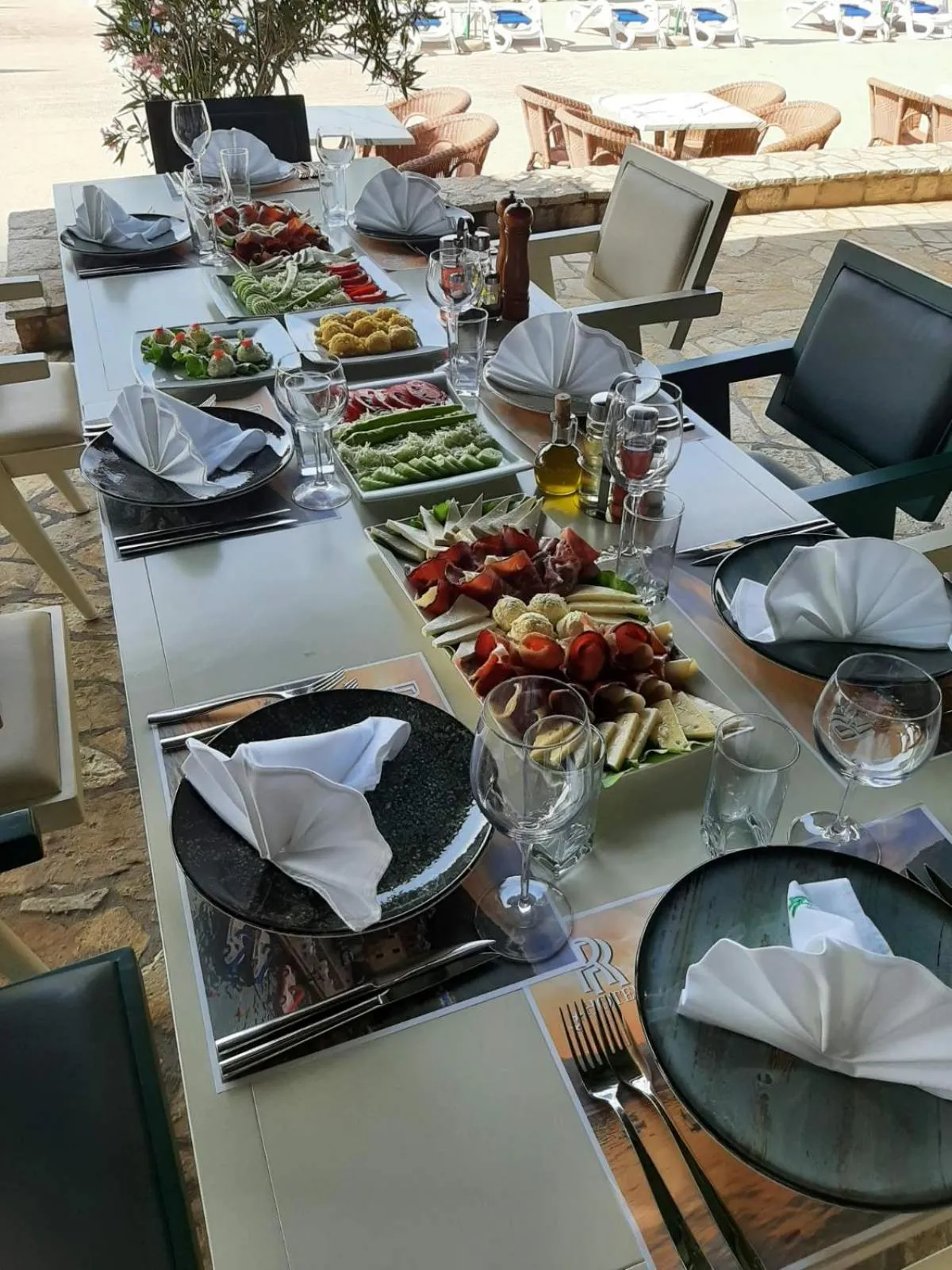Restaurant/places to eat in Hotel RR