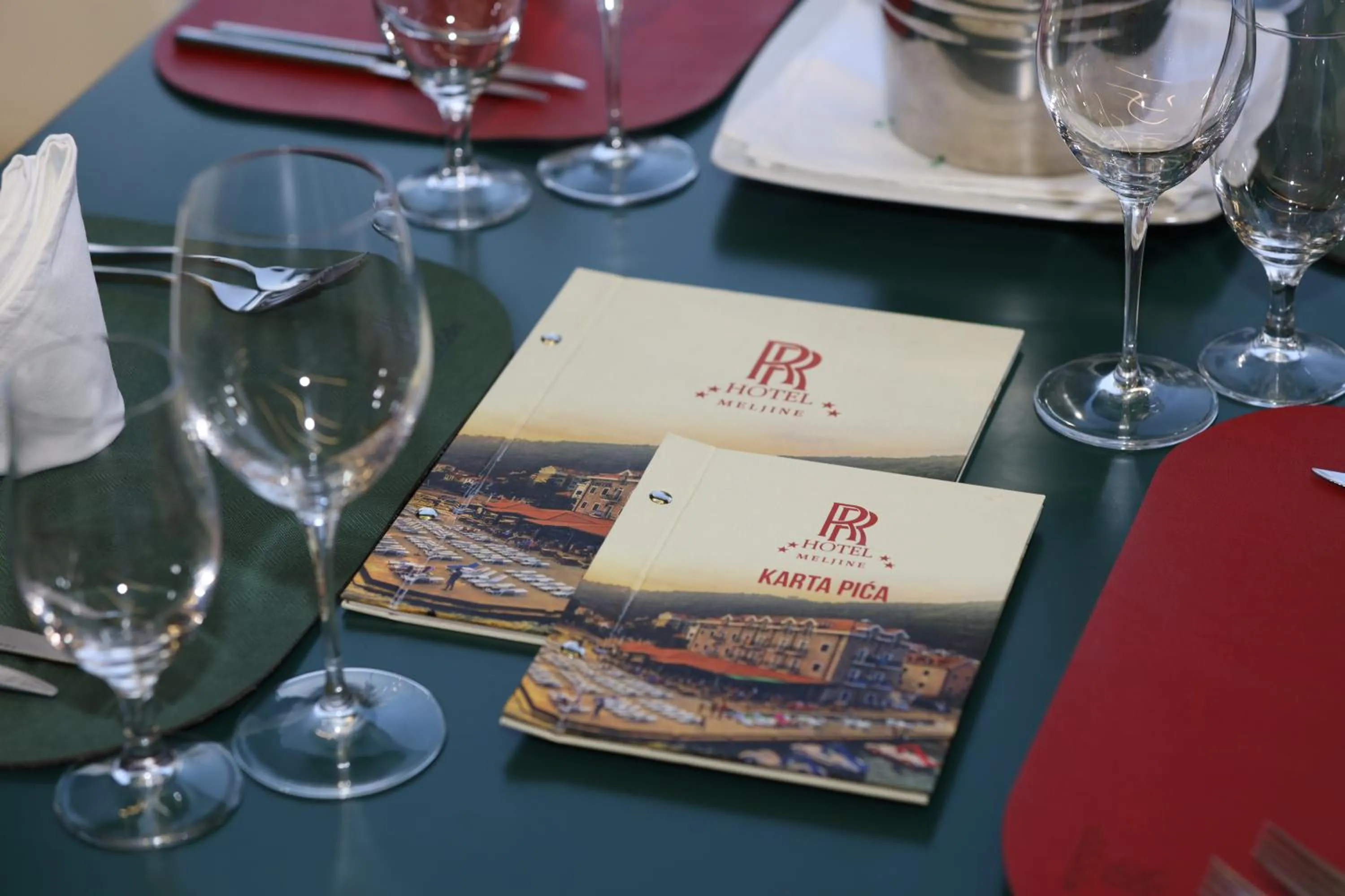 Restaurant/places to eat in Hotel RR