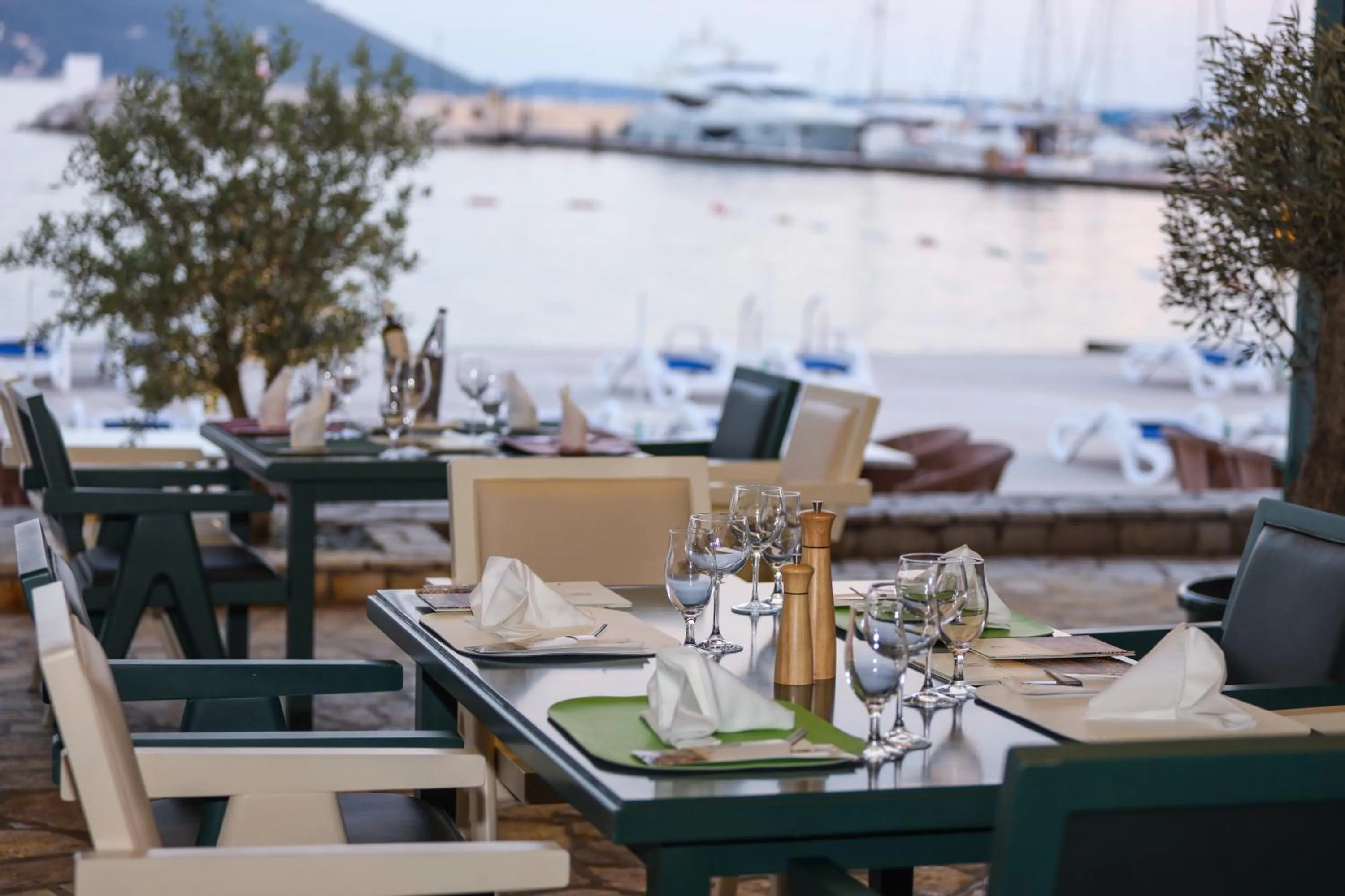 Restaurant/places to eat in Hotel RR