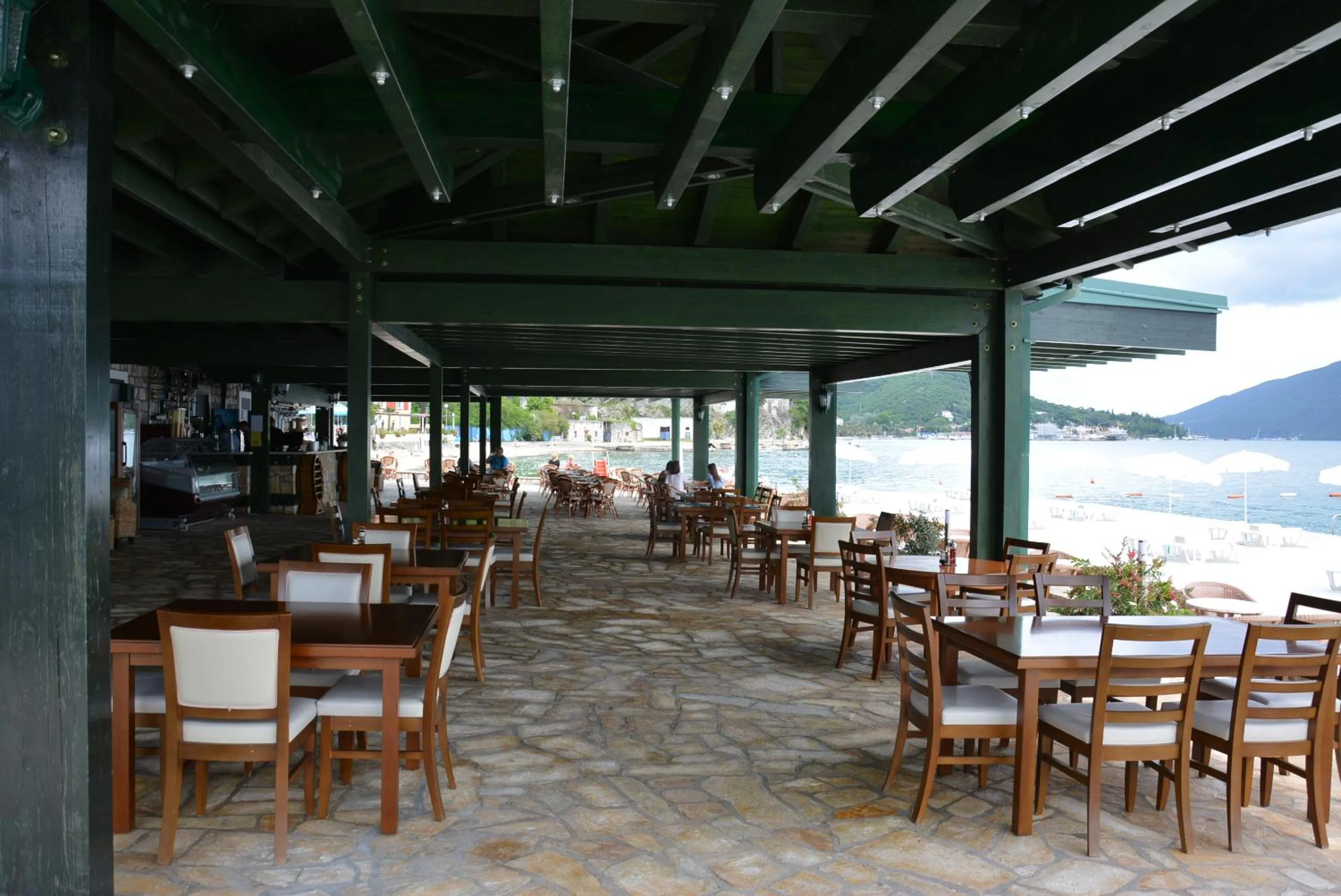 Restaurant/places to eat in Hotel RR