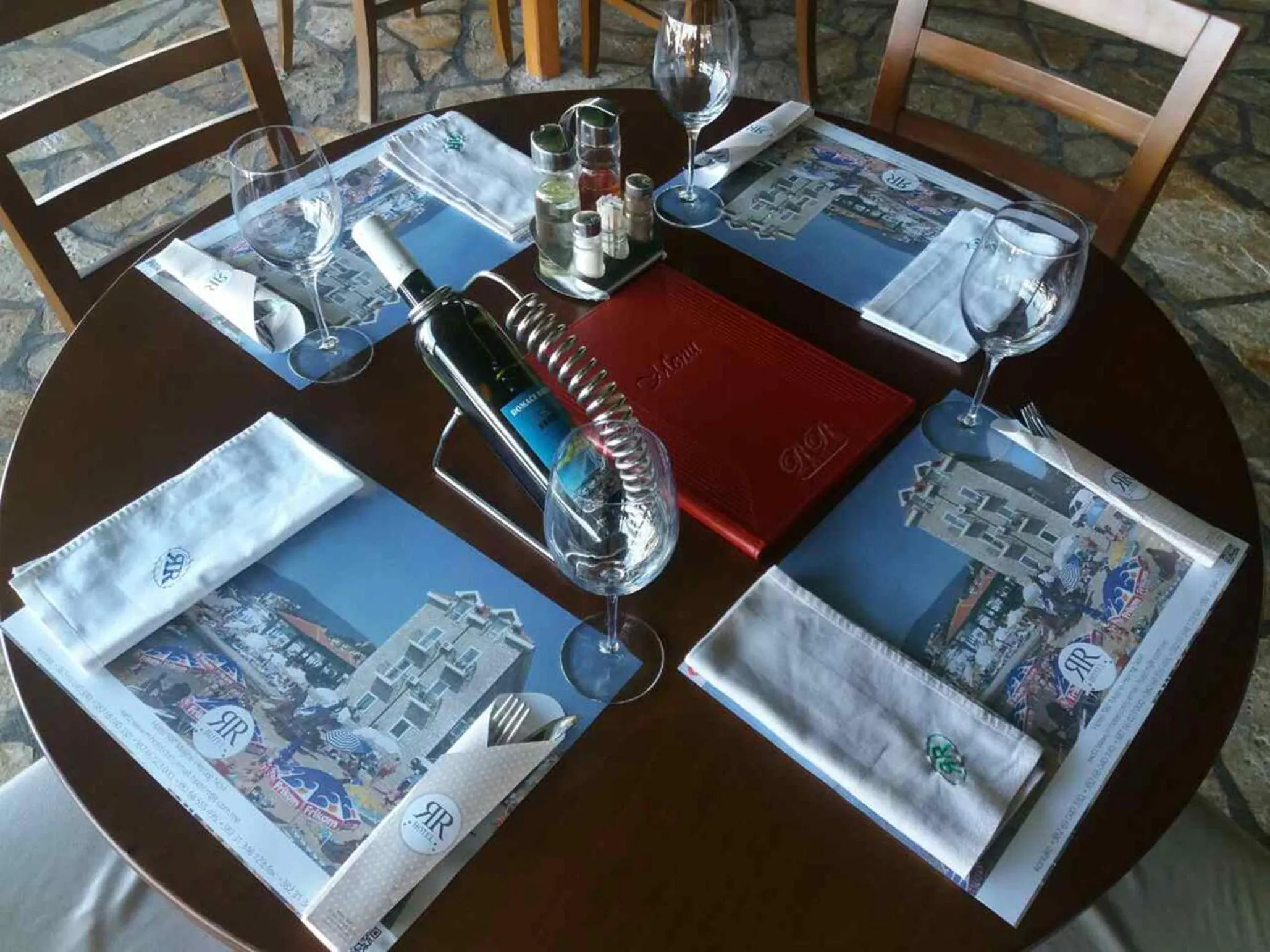 Restaurant/places to eat in Hotel RR