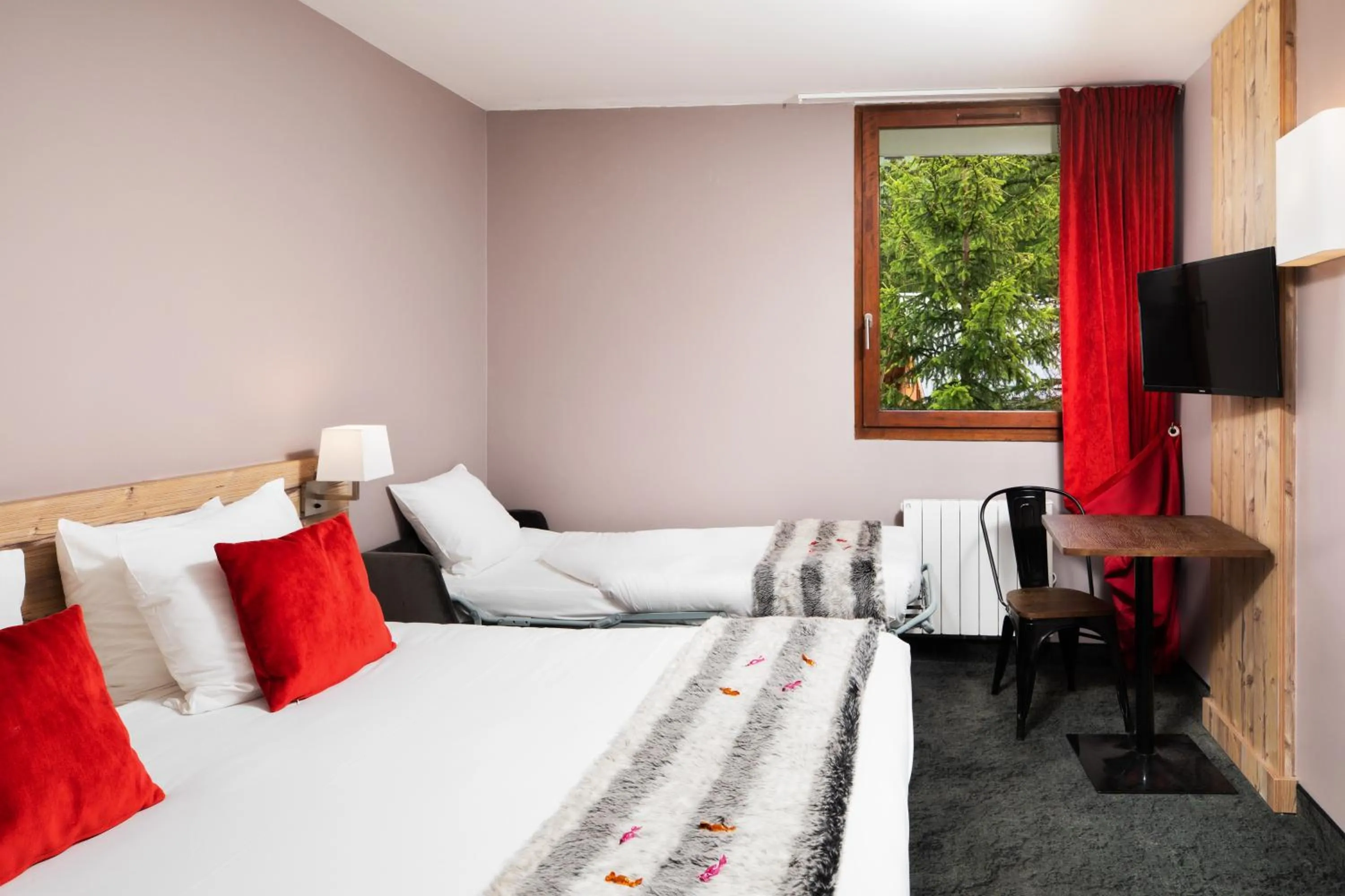 Bedroom, Bed in SOWELL Family Valfrejus