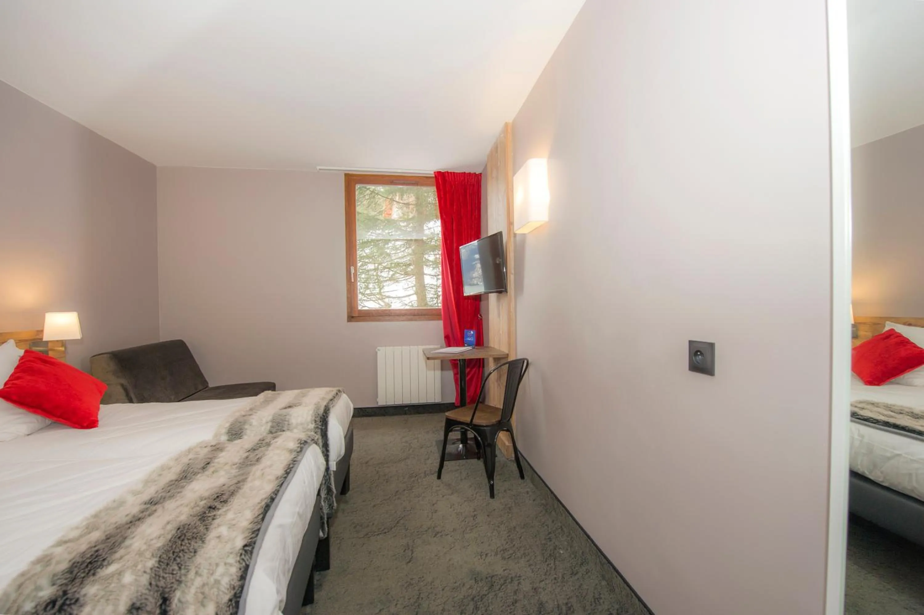 Photo of the whole room, Bed in SOWELL Family Valfrejus