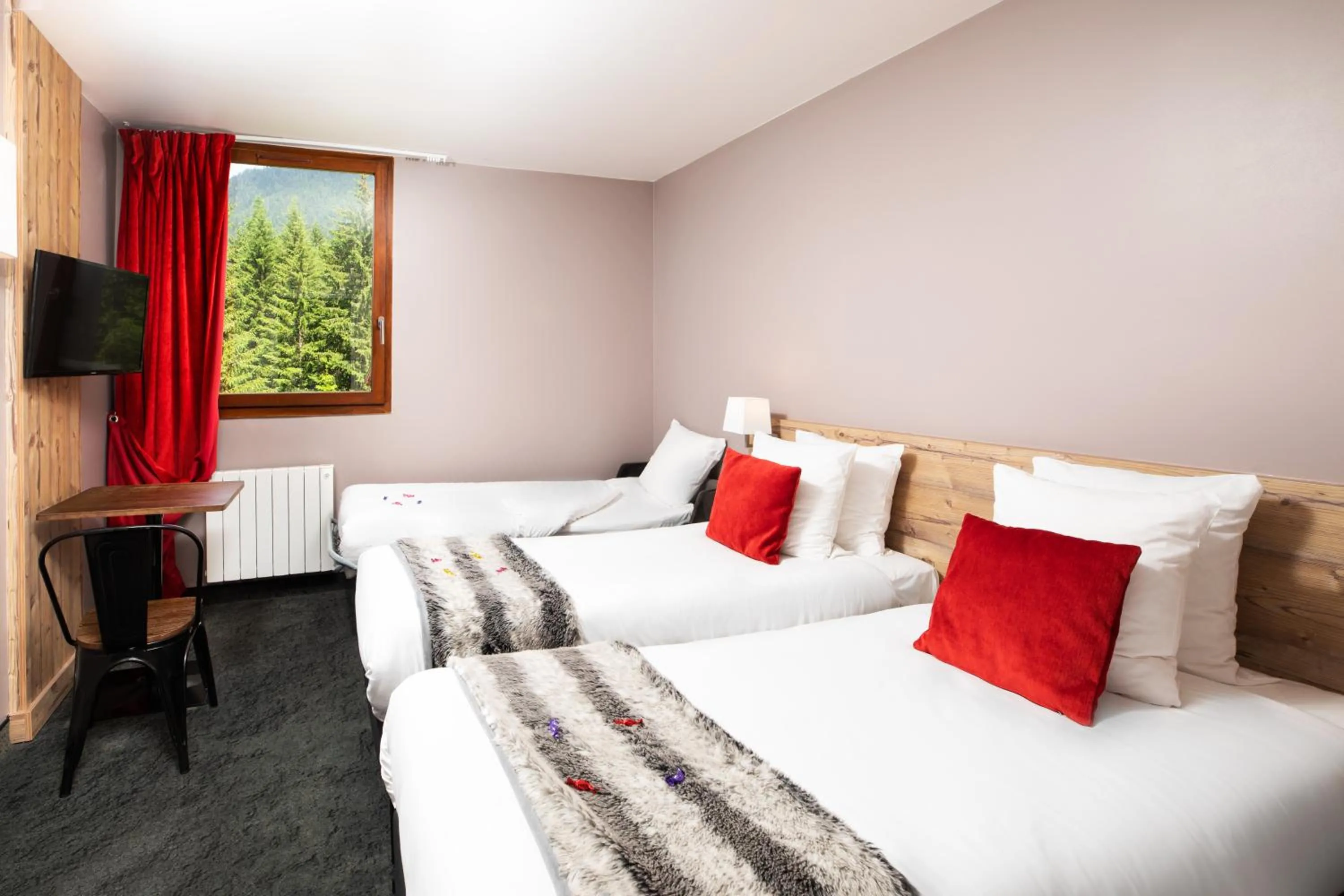 Bedroom, Bed in SOWELL Family Valfrejus