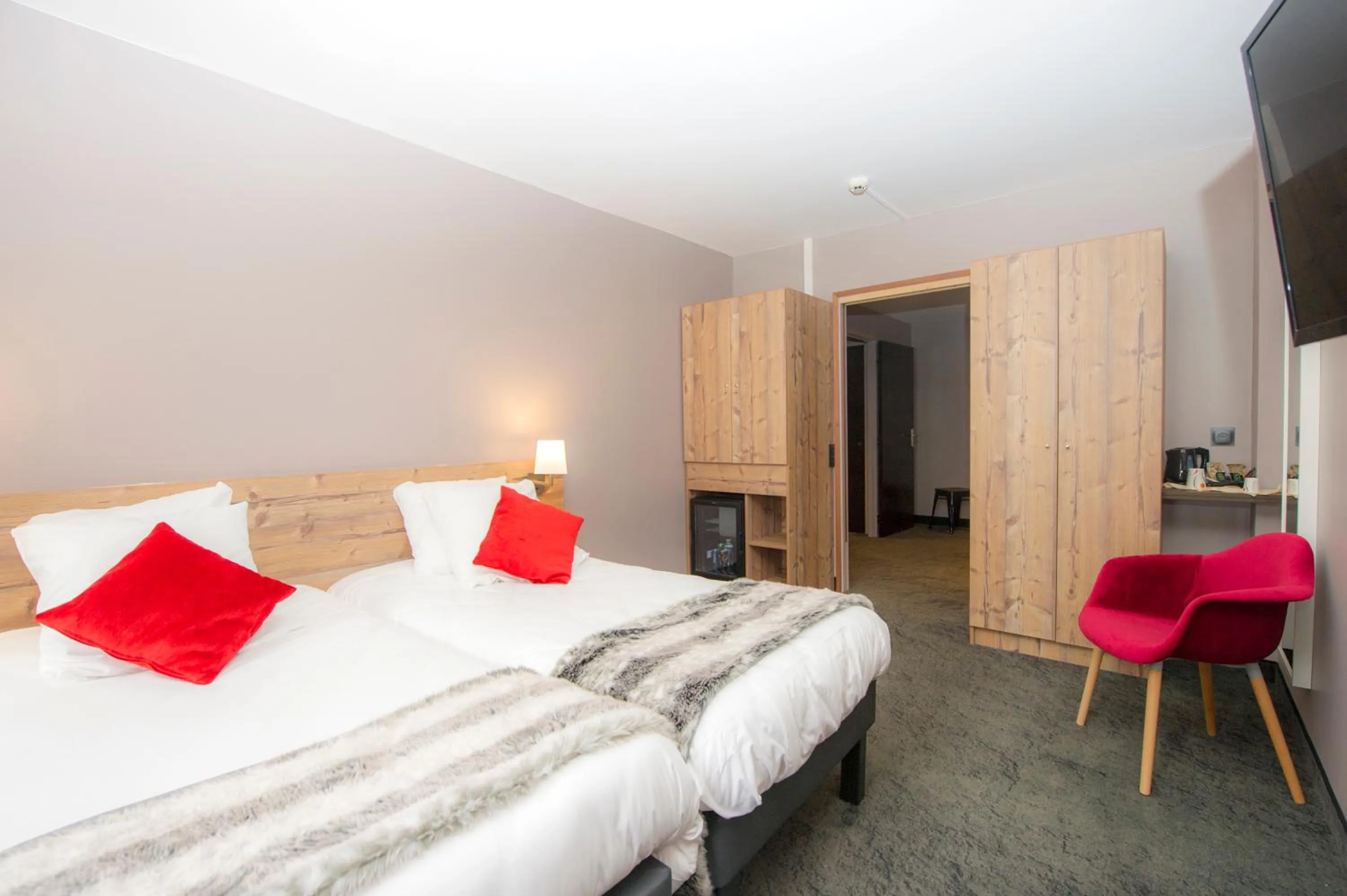 Photo of the whole room, Bed in SOWELL Family Valfrejus