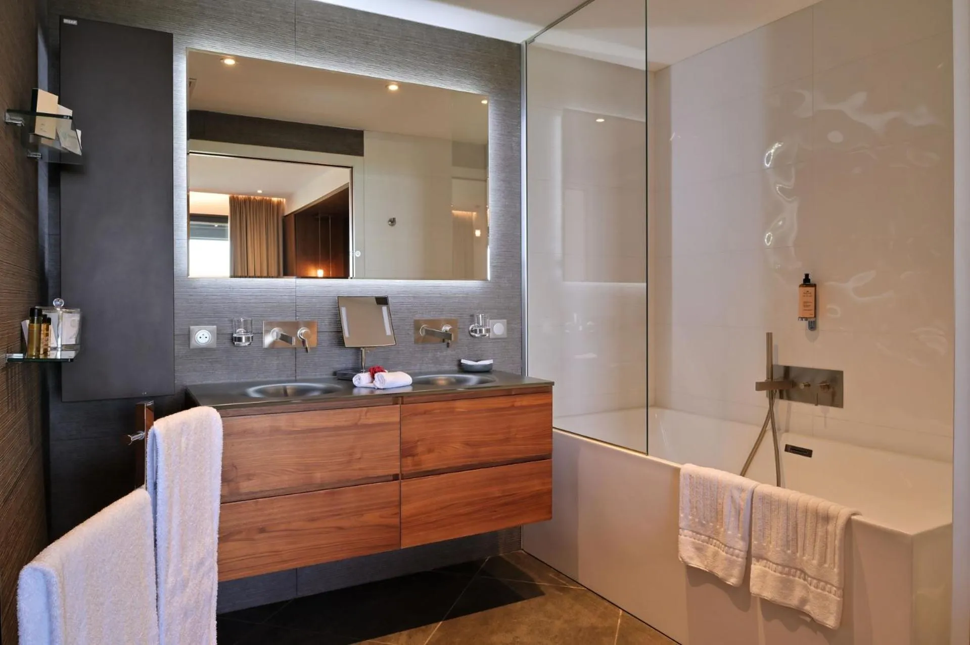 Shower in Hôtel Le Week end