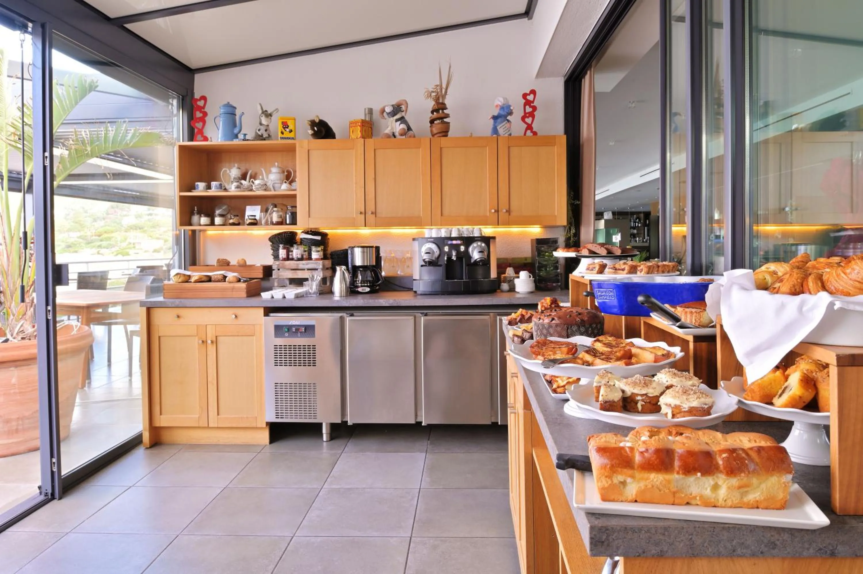 Breakfast in Hôtel Le Week end