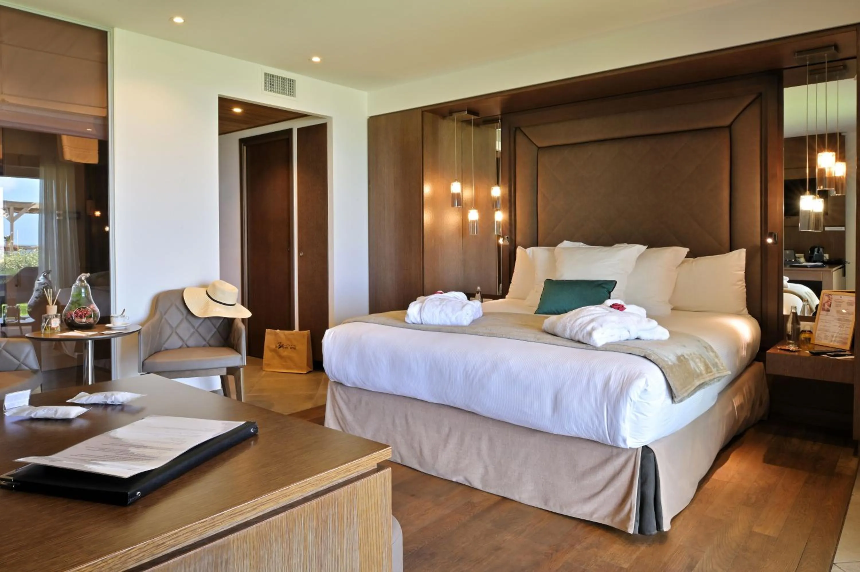 Bedroom, Bed in Hôtel Le Week end