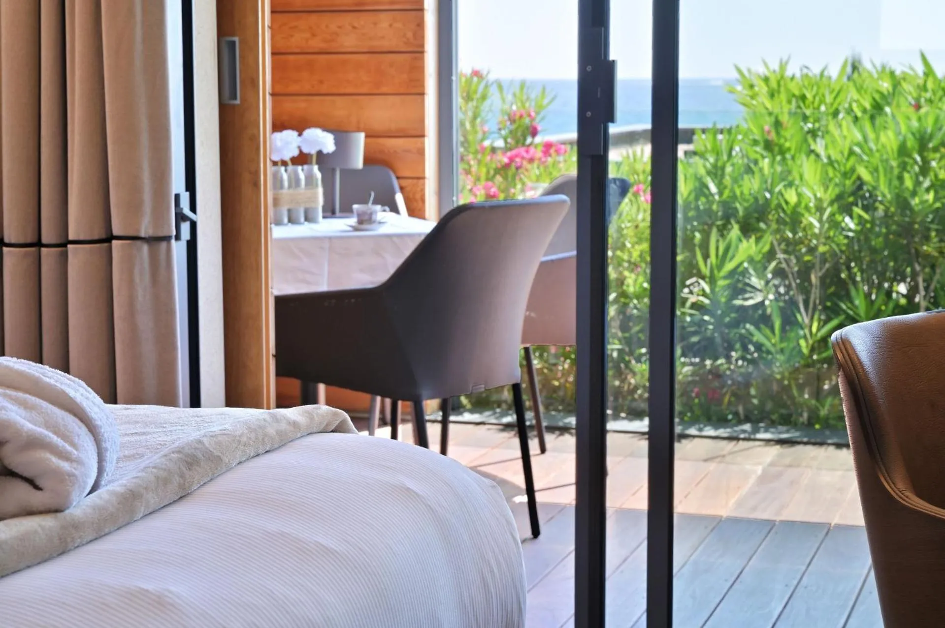 Balcony/Terrace, Bed in Hôtel Le Week end