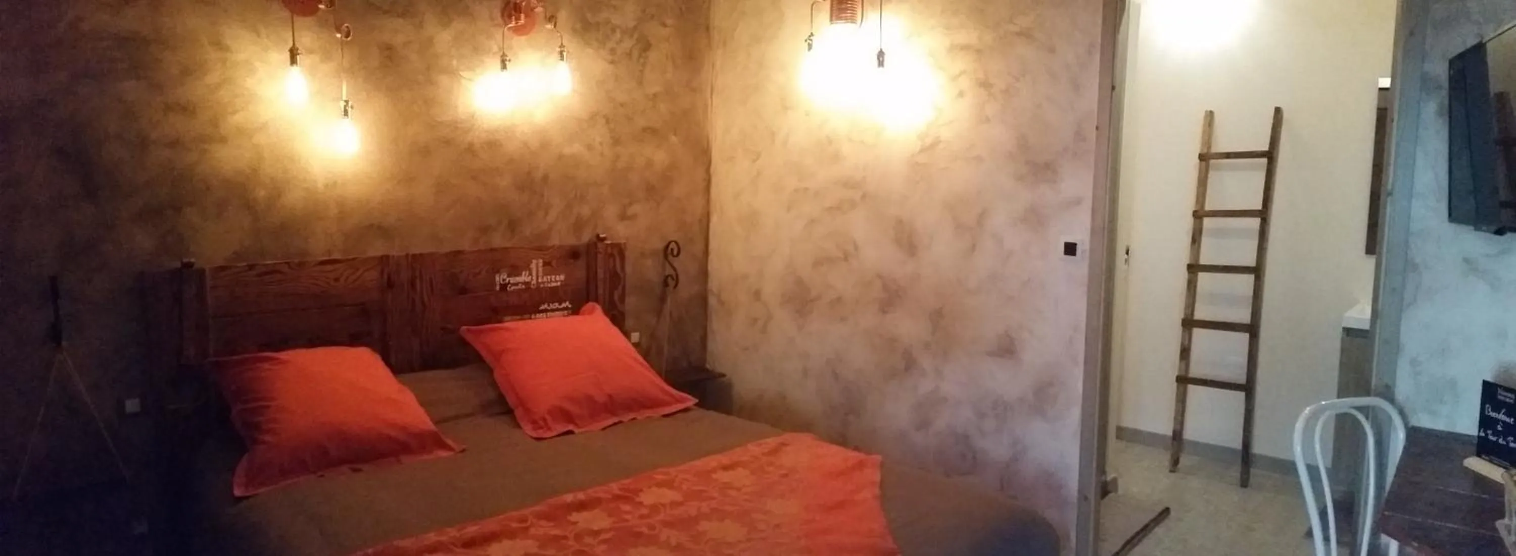 Photo of the whole room, Bed in La Tour Du Terroir