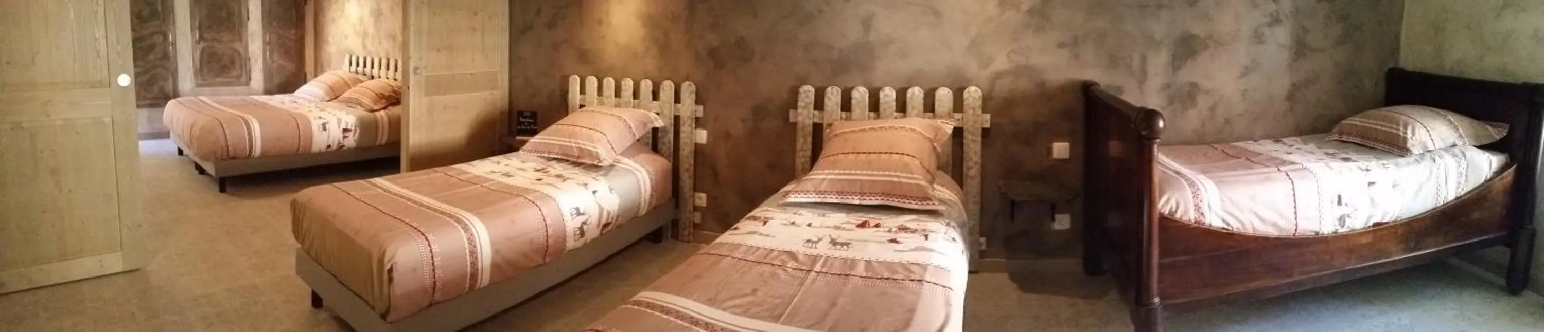 Photo of the whole room, Bed in La Tour Du Terroir