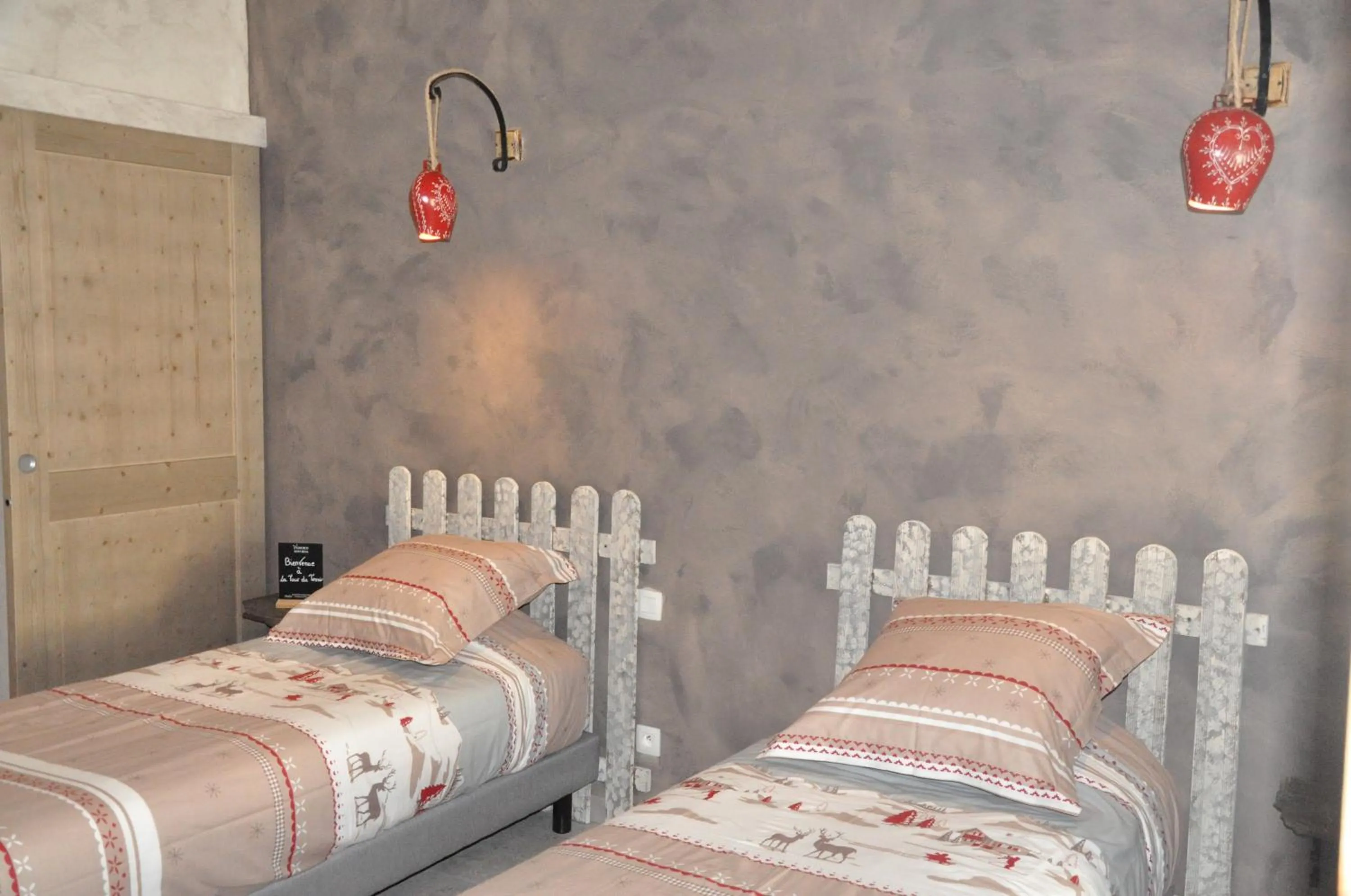 Photo of the whole room, Bed in La Tour Du Terroir