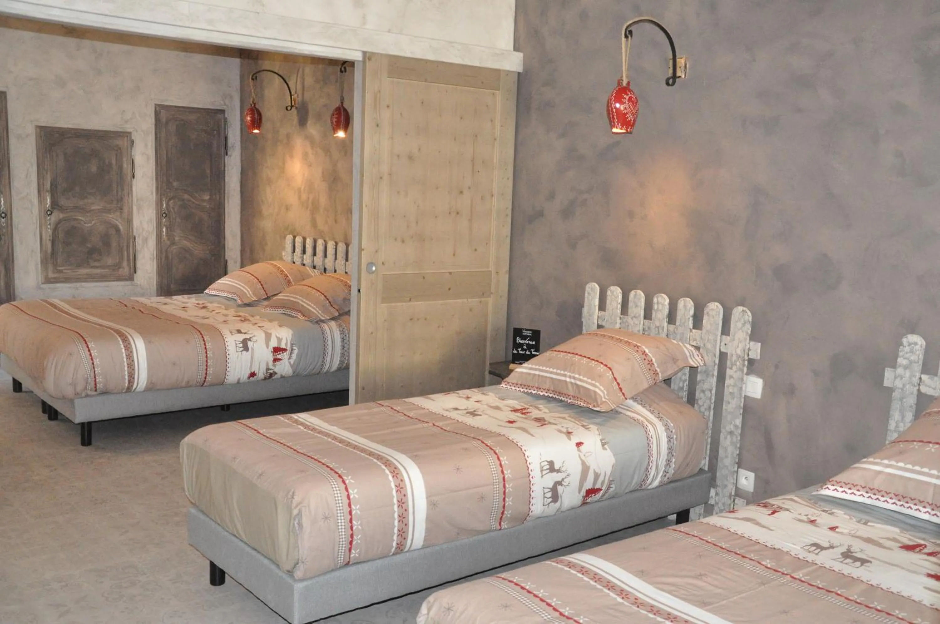 Photo of the whole room, Bed in La Tour Du Terroir