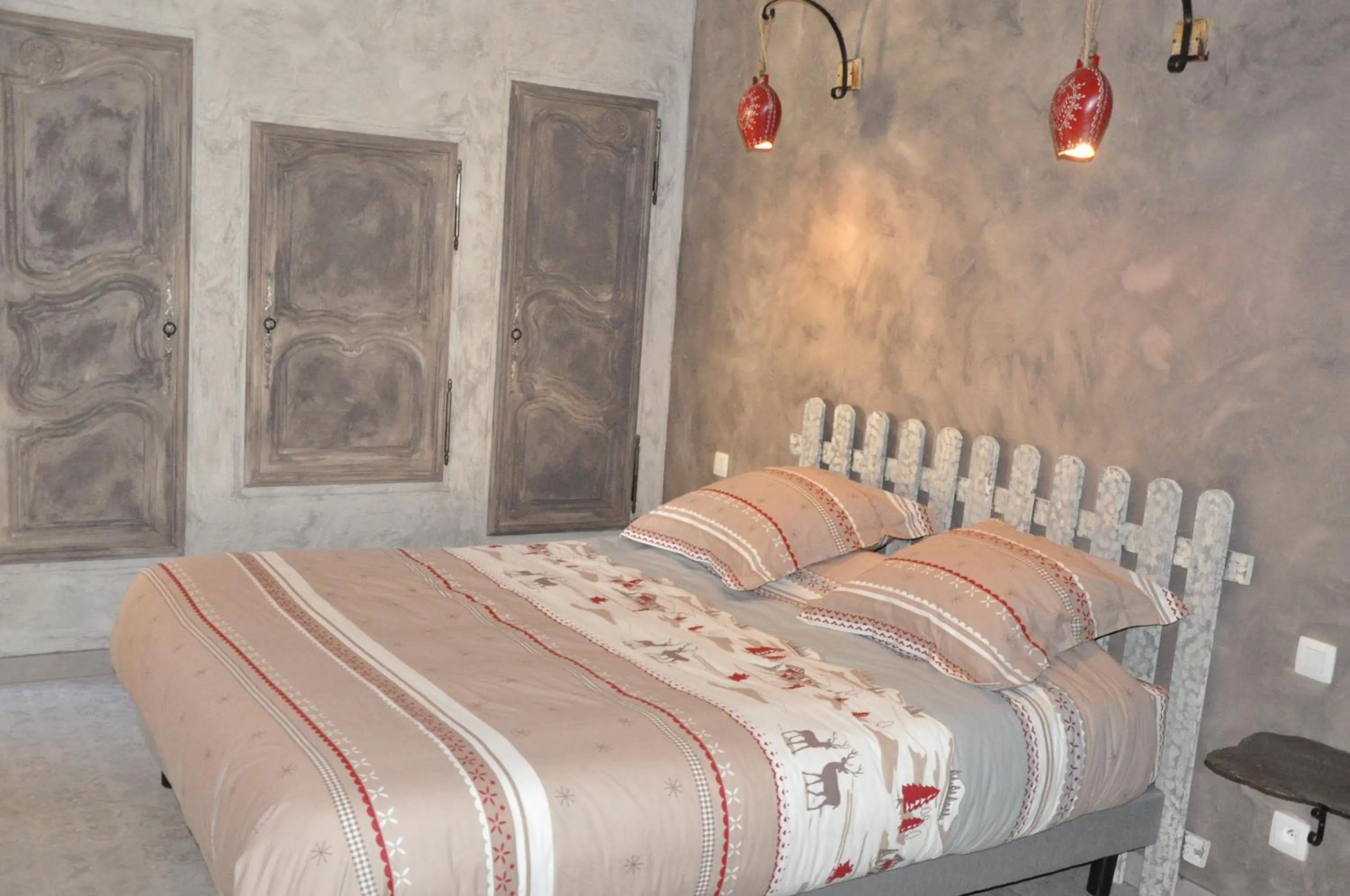 Photo of the whole room, Bed in La Tour Du Terroir