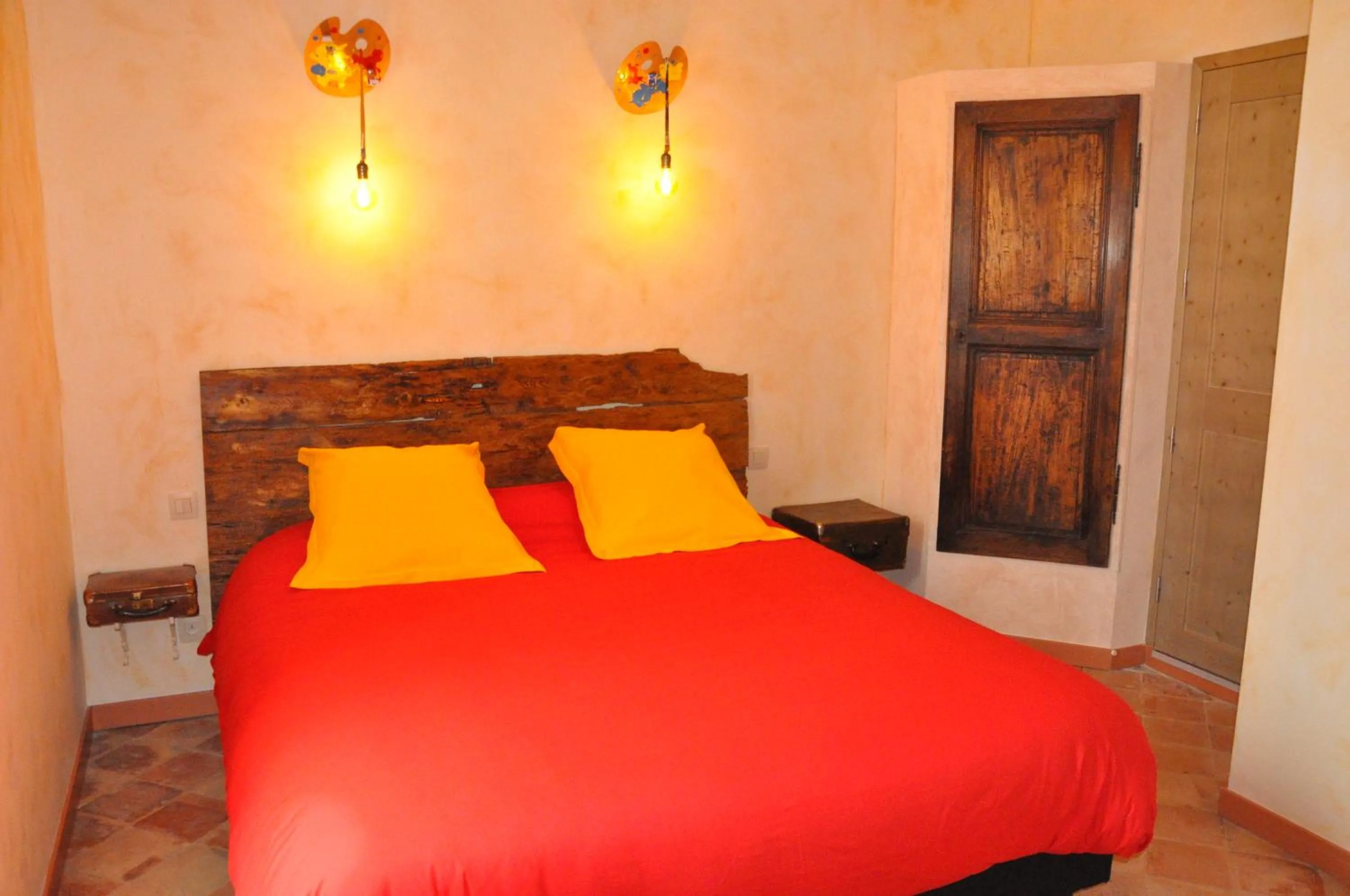 Photo of the whole room, Bed in La Tour Du Terroir