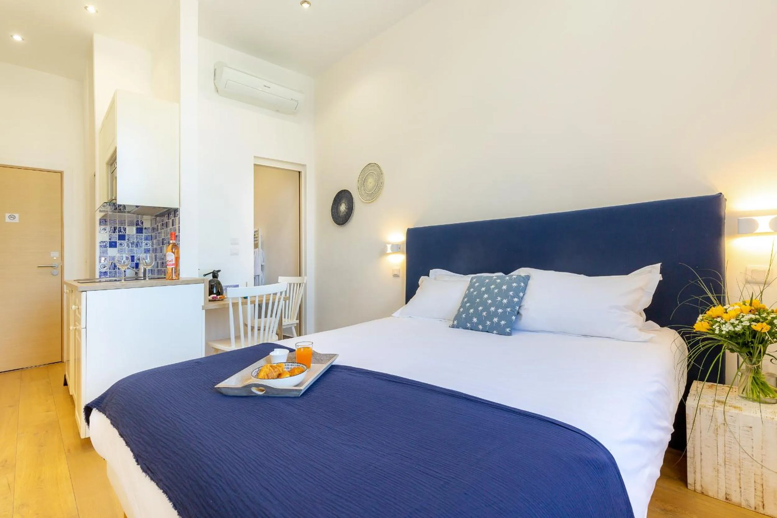 Bedroom, Bed in Breteuil – Appart au Vieux Port