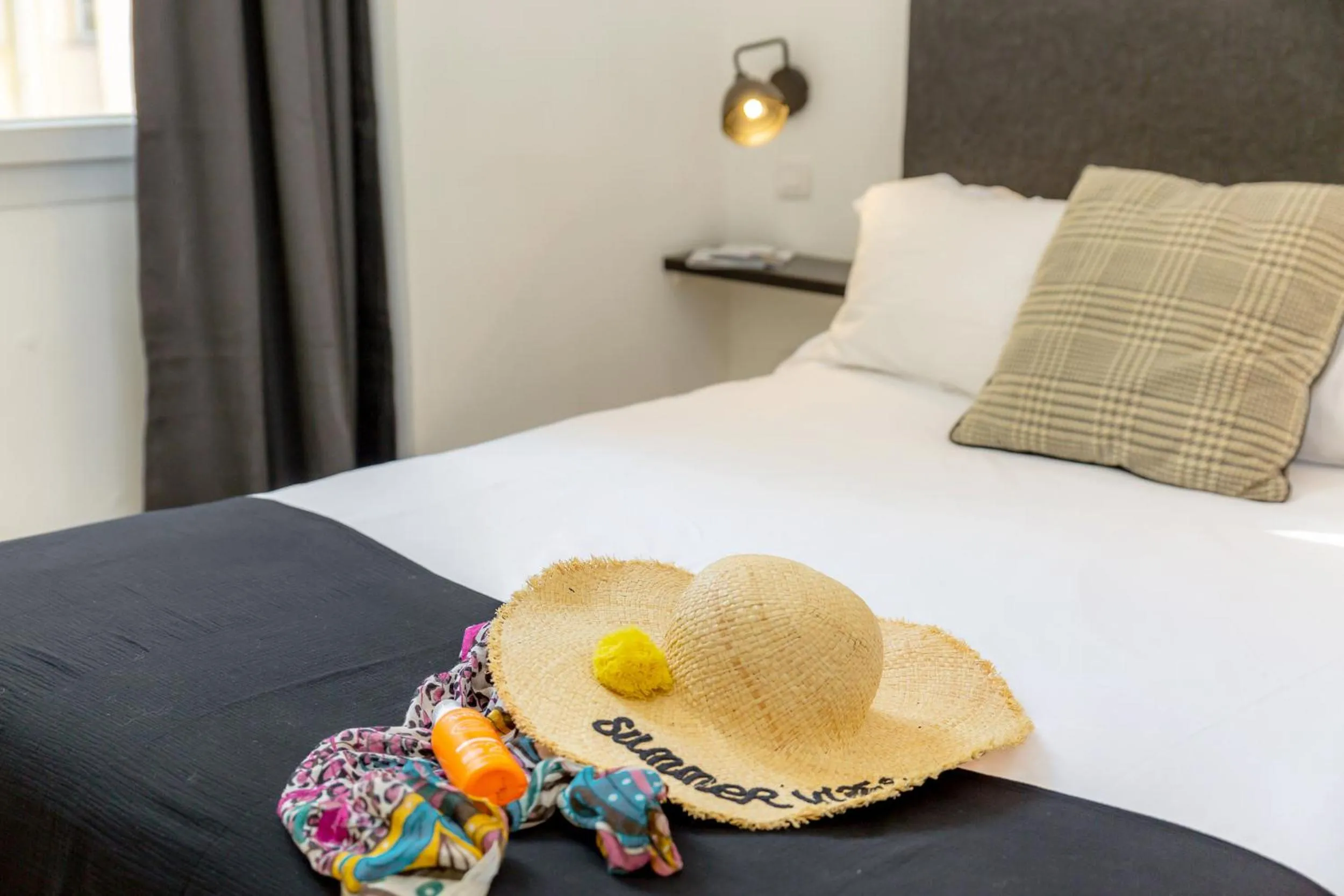 Bedroom, Bed in Breteuil – Appart au Vieux Port