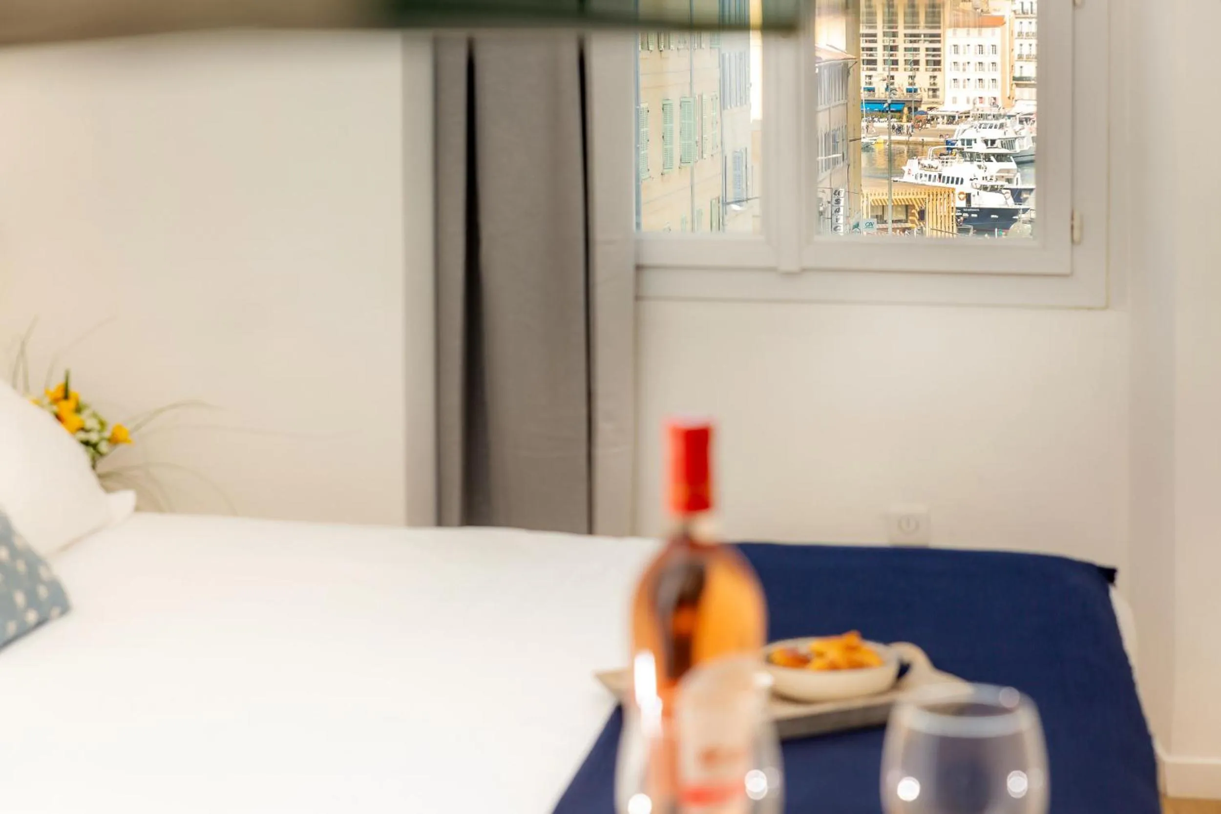 Bedroom, Bed in Breteuil – Appart au Vieux Port