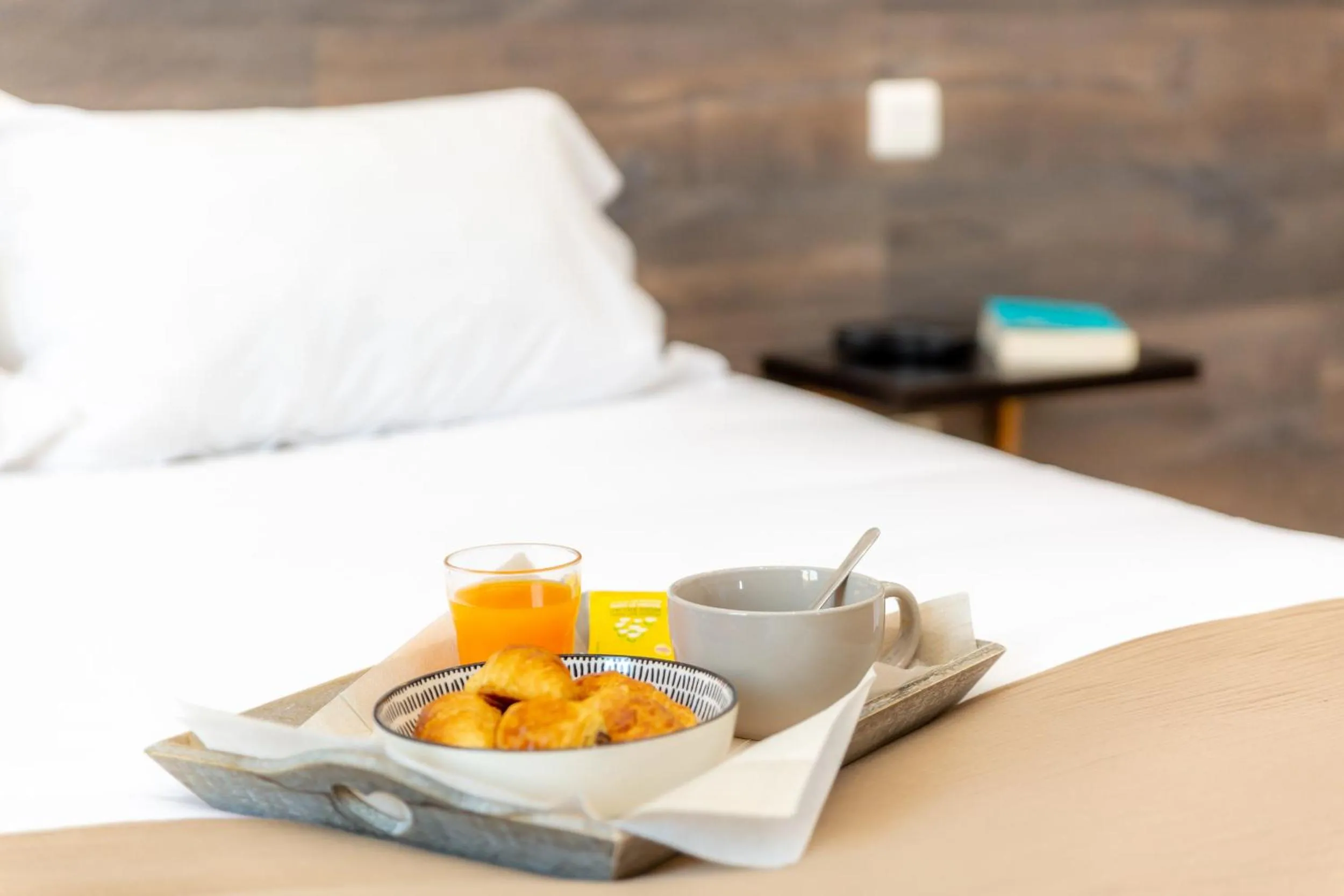 Bedroom, Bed in Breteuil – Appart au Vieux Port