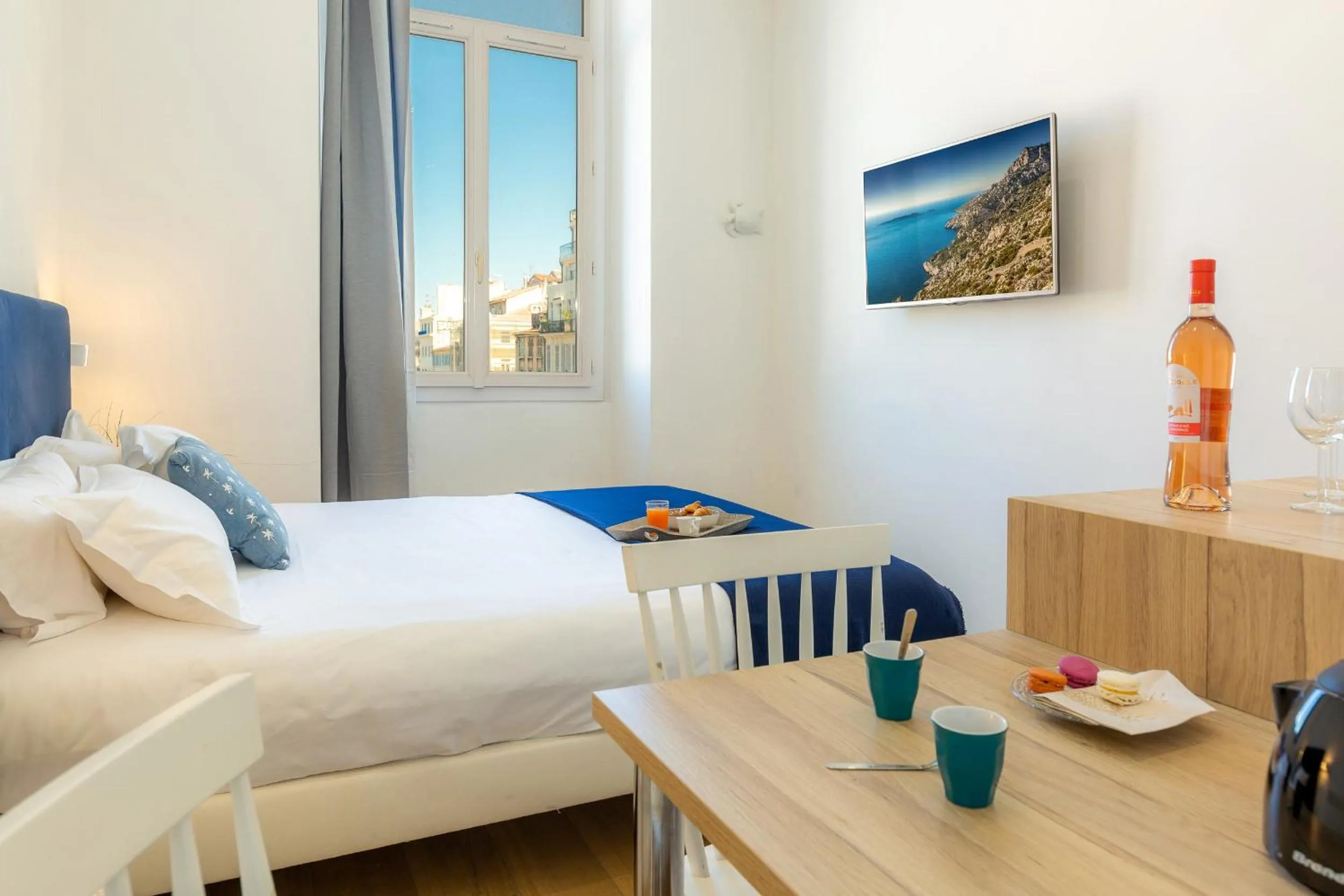 Bedroom, Bed in Breteuil – Appart au Vieux Port