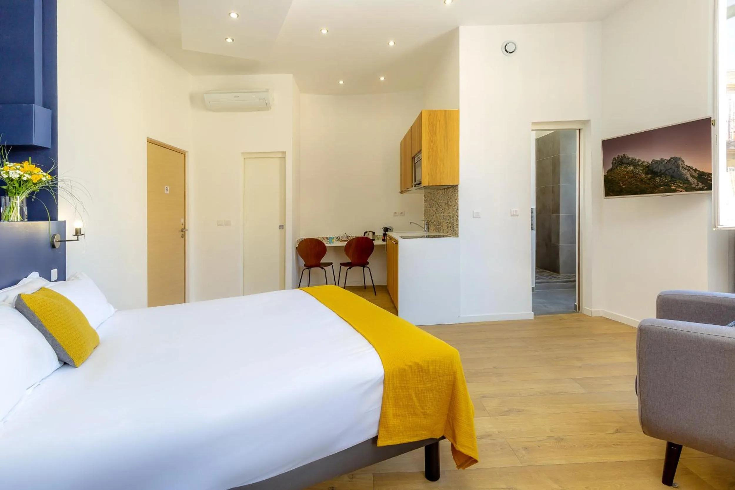 Bedroom, Bed in Breteuil – Appart au Vieux Port
