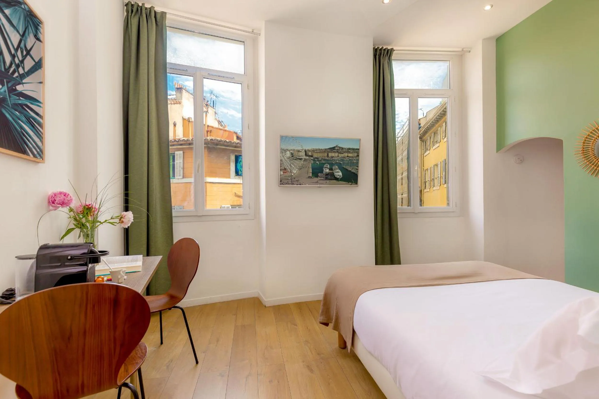 Bedroom, Bed in Breteuil – Appart au Vieux Port