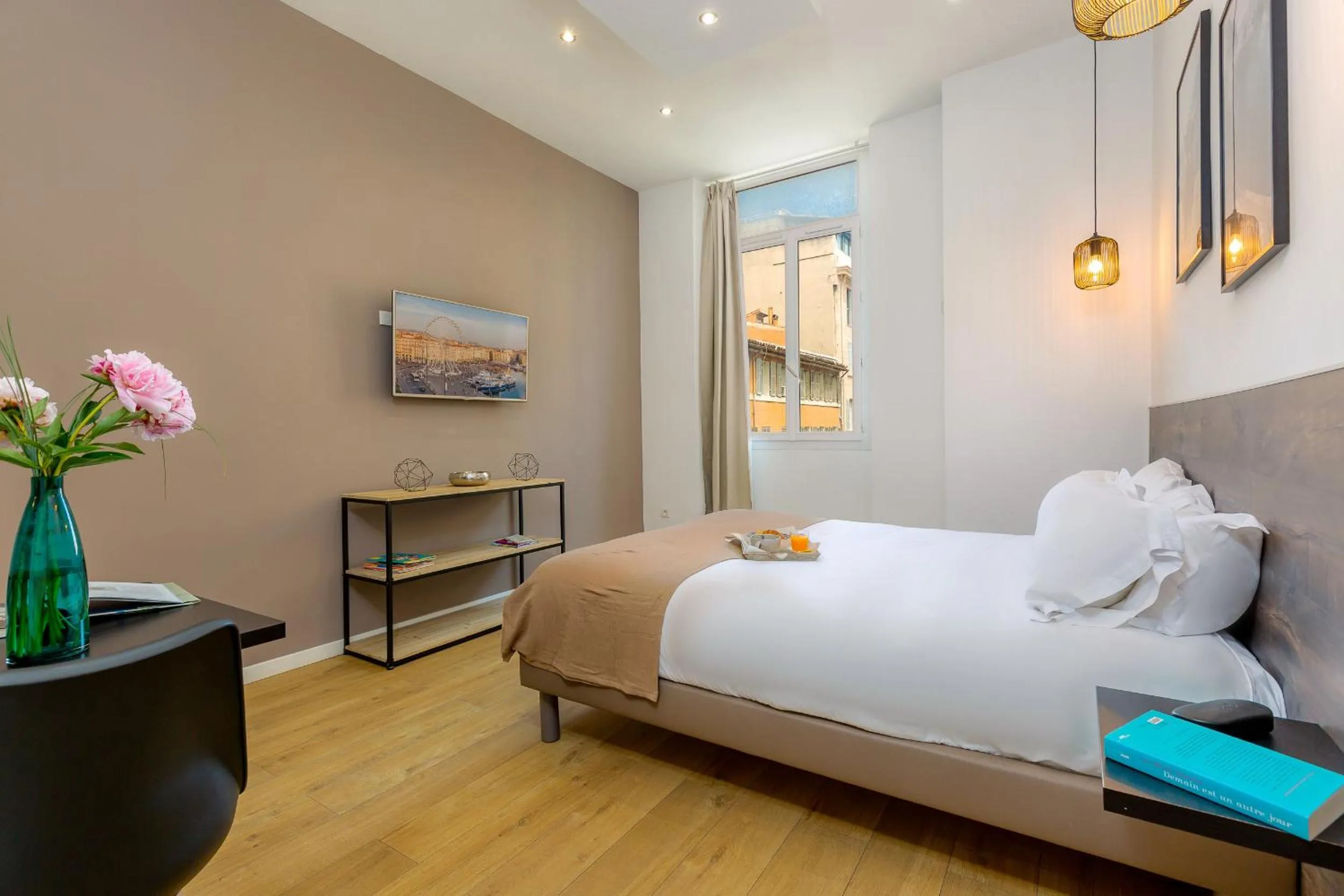 Bedroom, Bed in Breteuil – Appart au Vieux Port