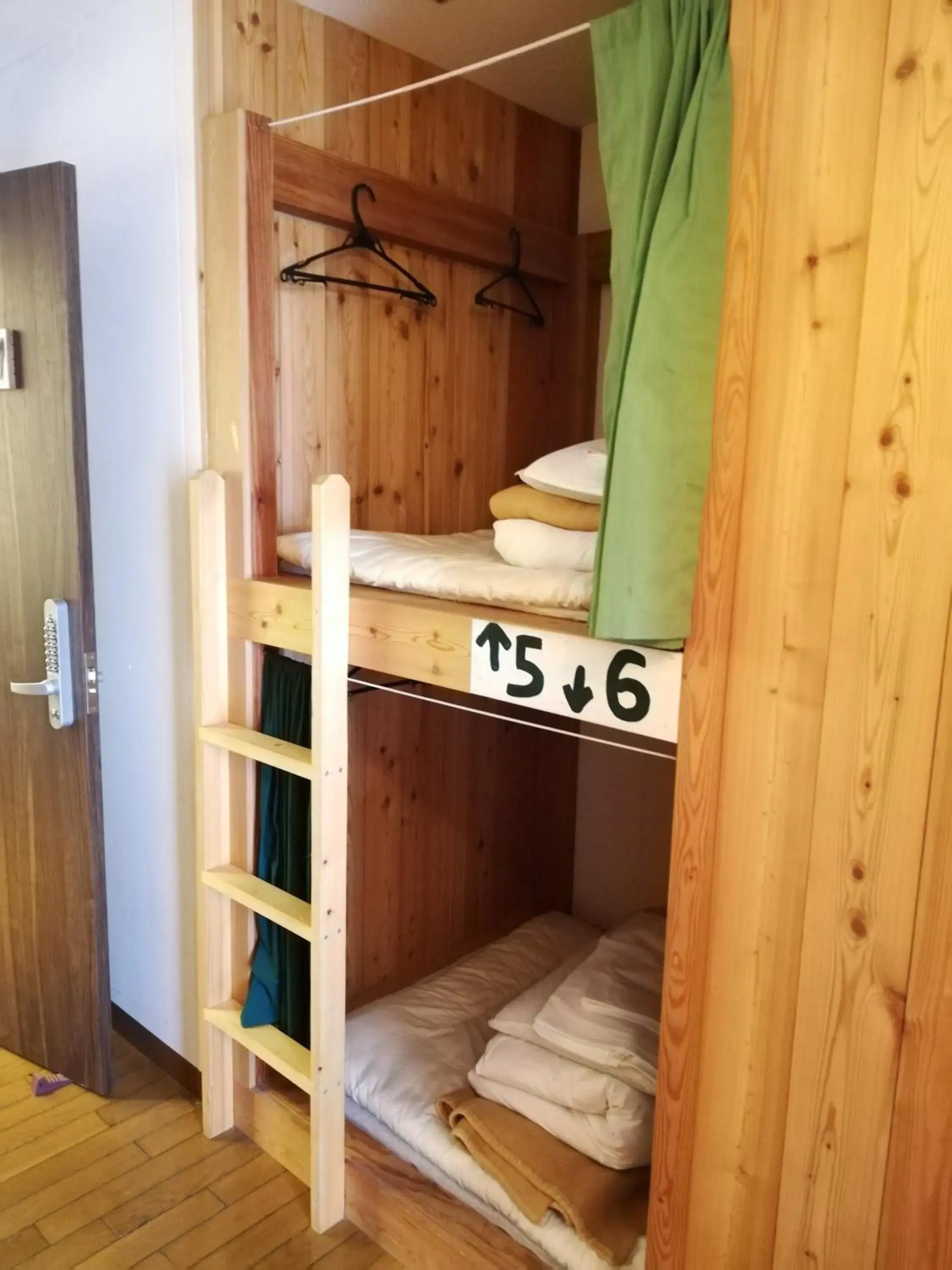 Bunk Bed in Female Dormitory Room in The Evergreen Hostel 長期ステイ歓迎 エバーグリーンホステル Bunk Bed in Female Dormitory Room in The Evergreen Hostel 長期ステイ歓迎 エバーグリーンホステル
