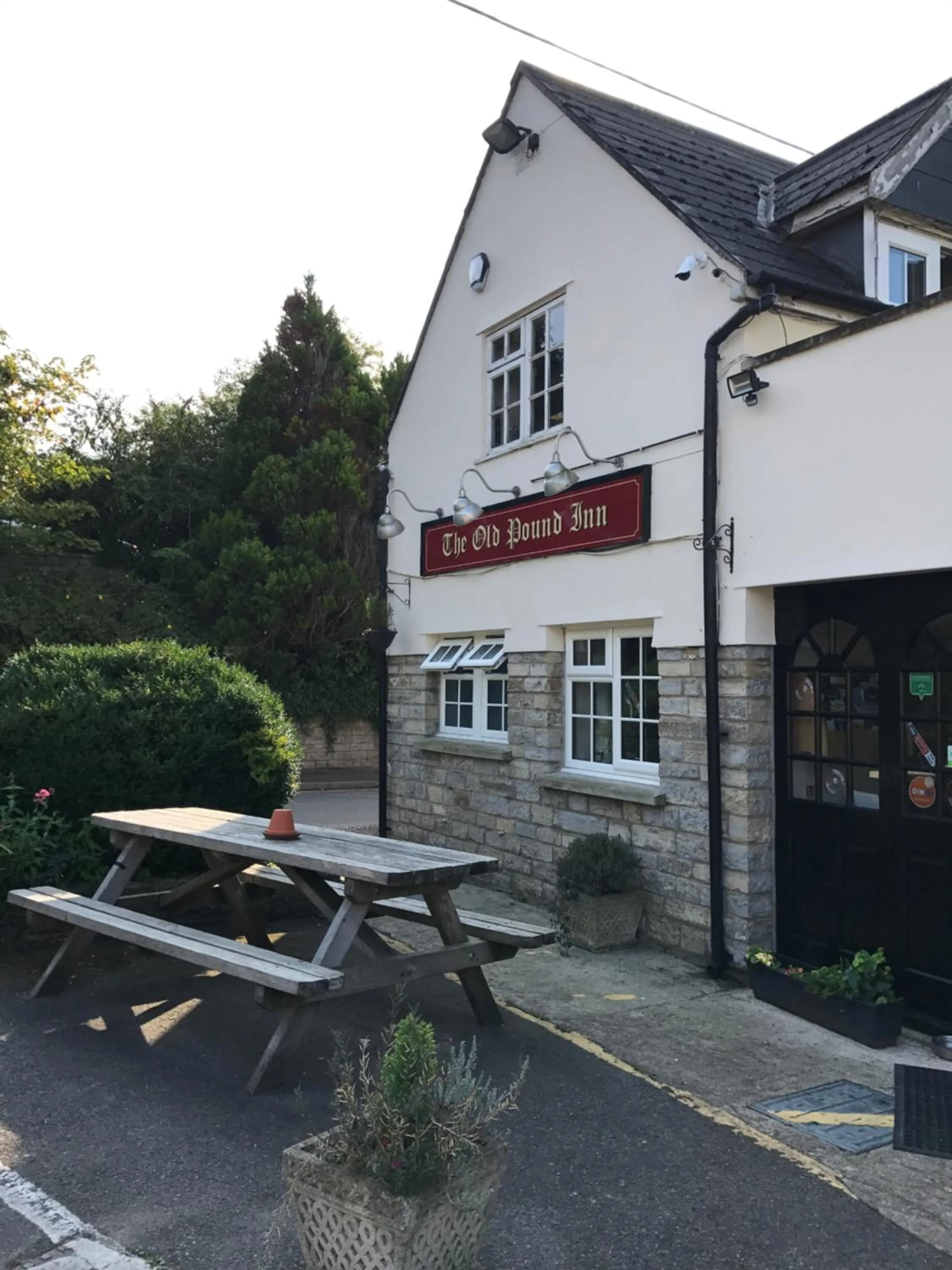 Facade/entrance in The Old Pound Inn