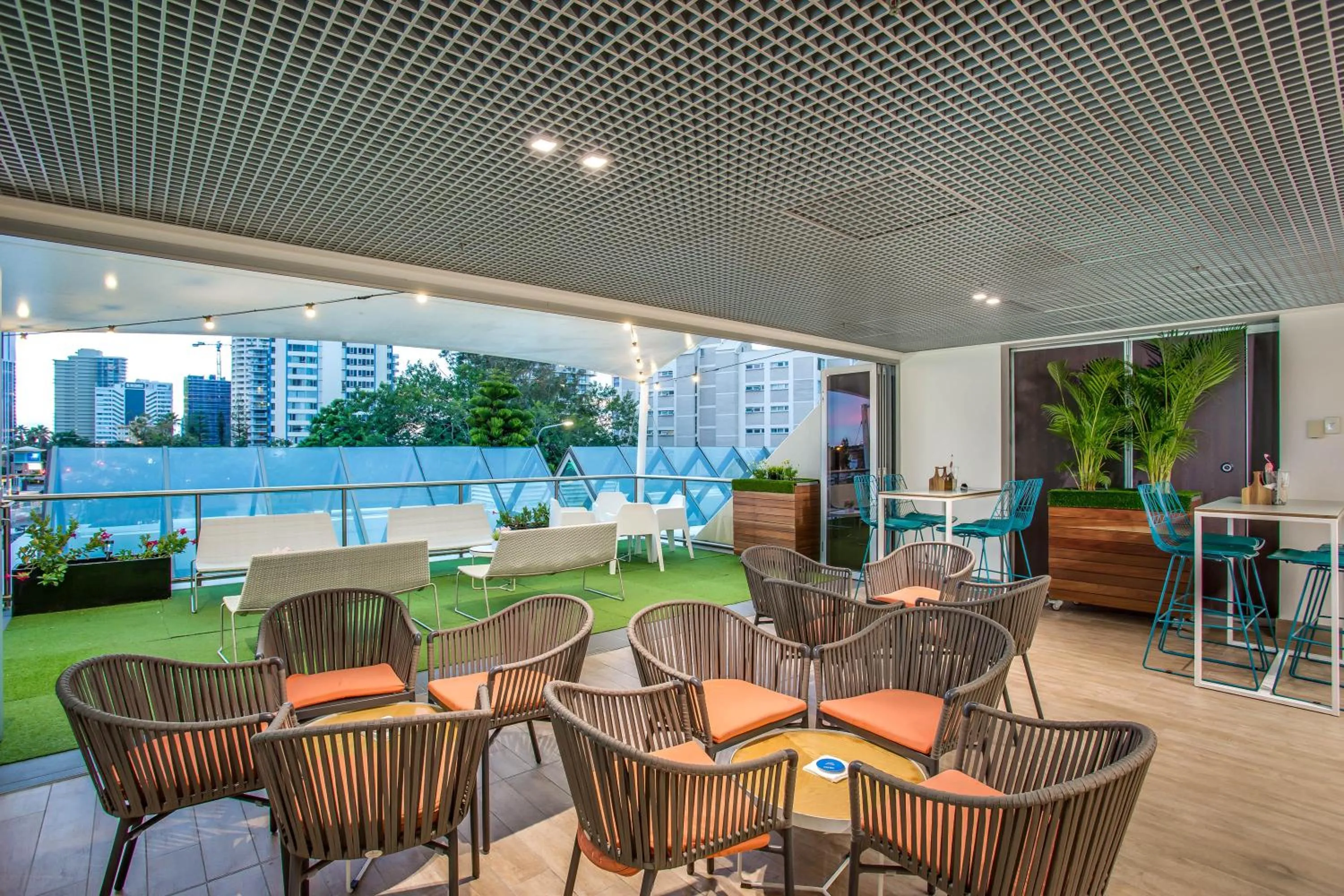 Restaurant/places to eat in Mantra on View Hotel