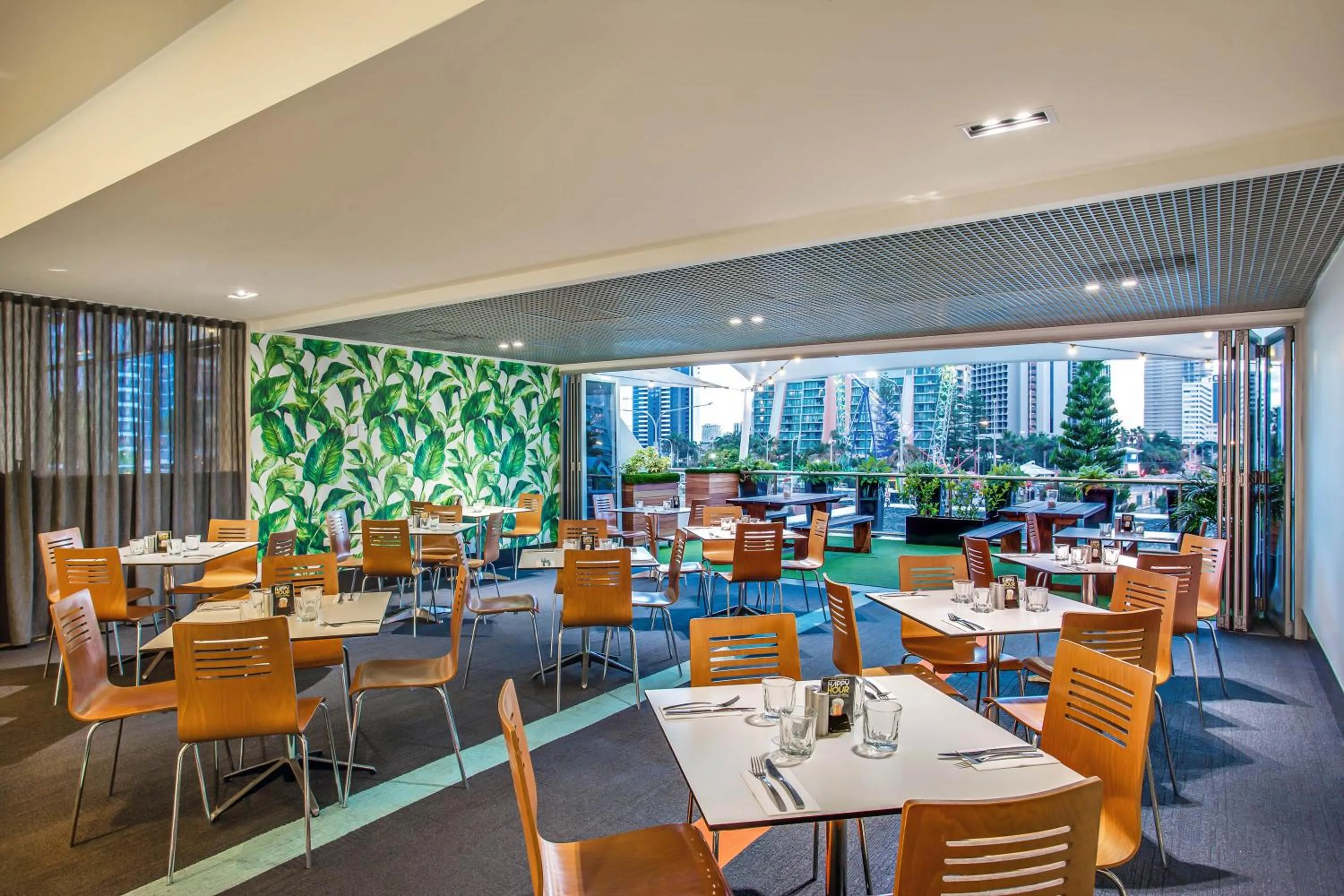 Restaurant/places to eat in Mantra on View Hotel