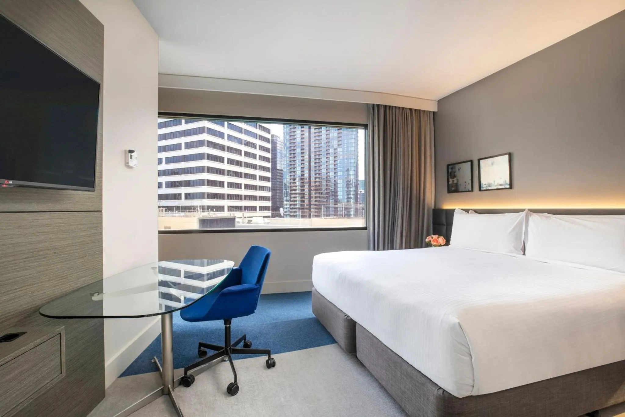 Photo of the whole room, Bed in Crowne Plaza Melbourne by IHG