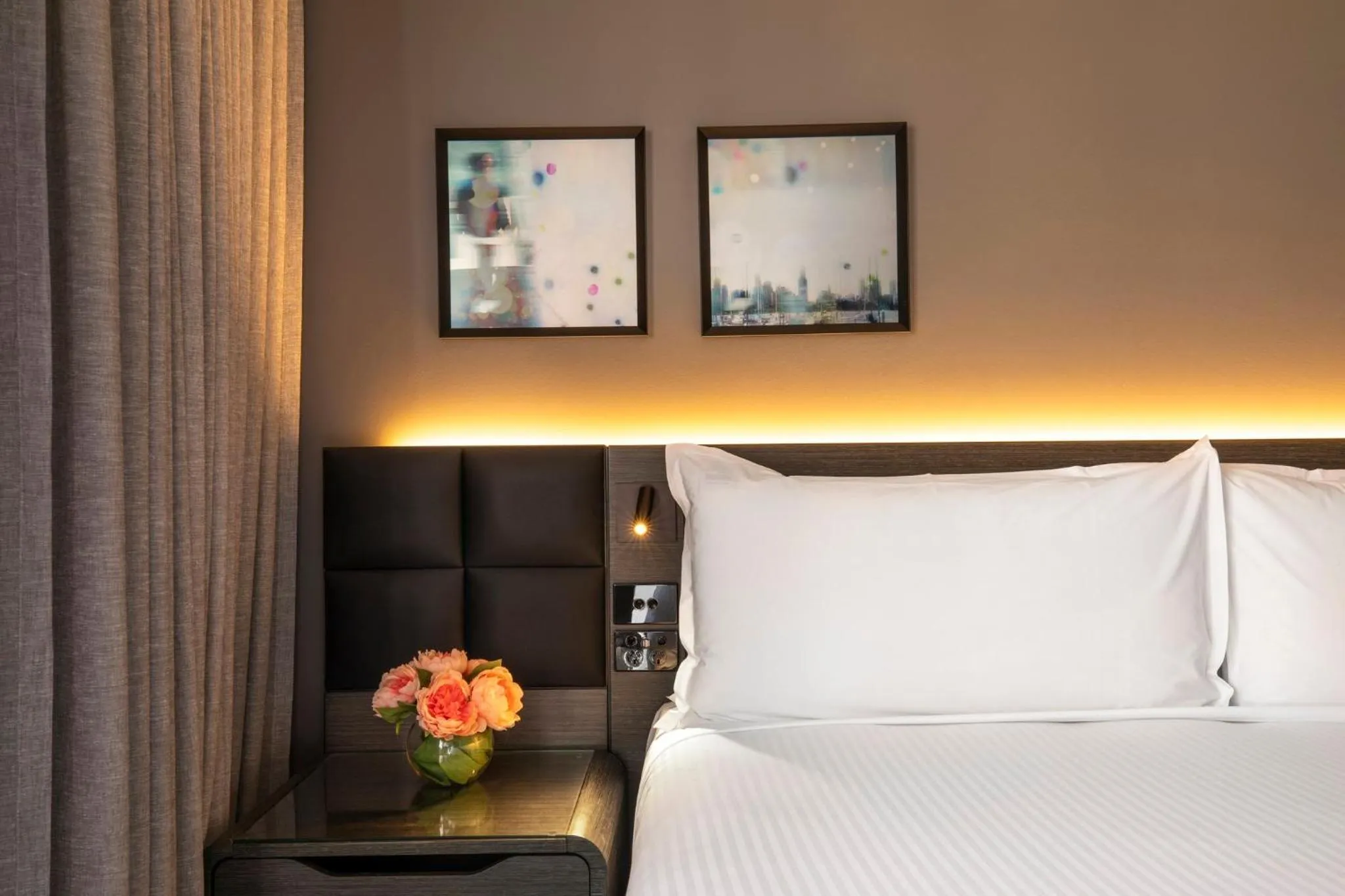 Photo of the whole room, Bed in Crowne Plaza Melbourne by IHG