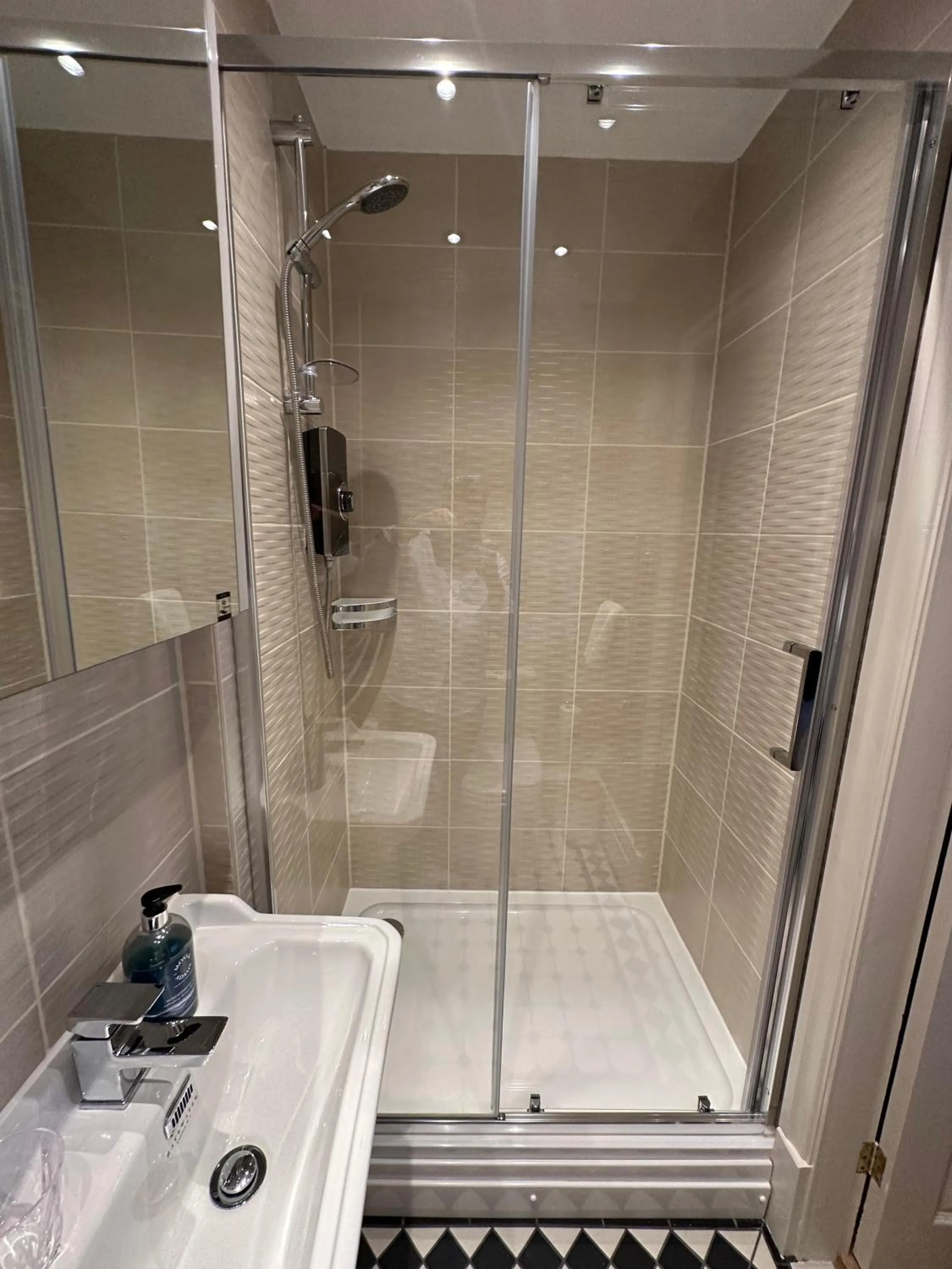 Shower in The Chester Court Hotel