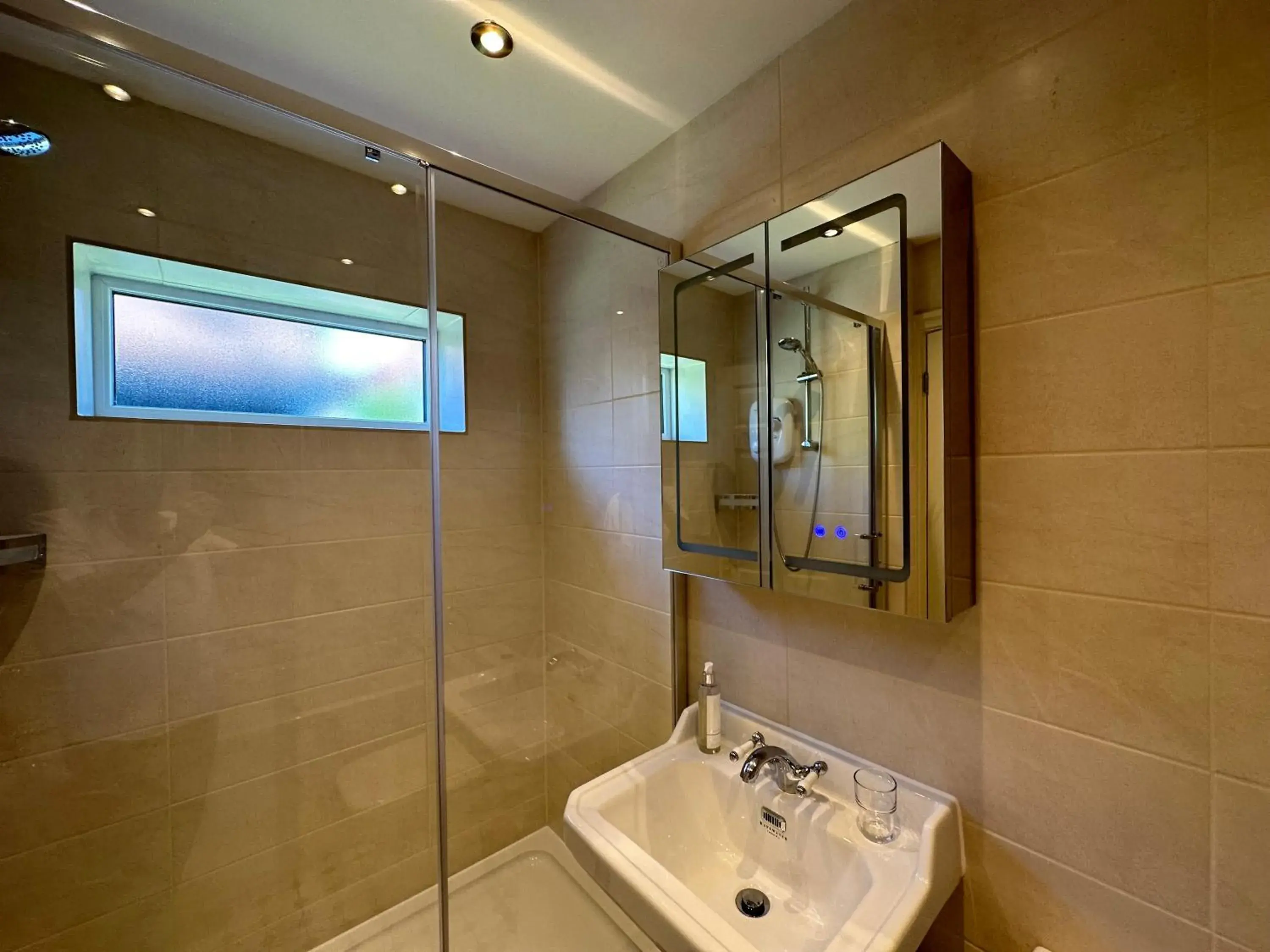 Superior Double Room with Bath in The Chester Court Hotel Superior Double Room with Bath in The Chester Court Hotel