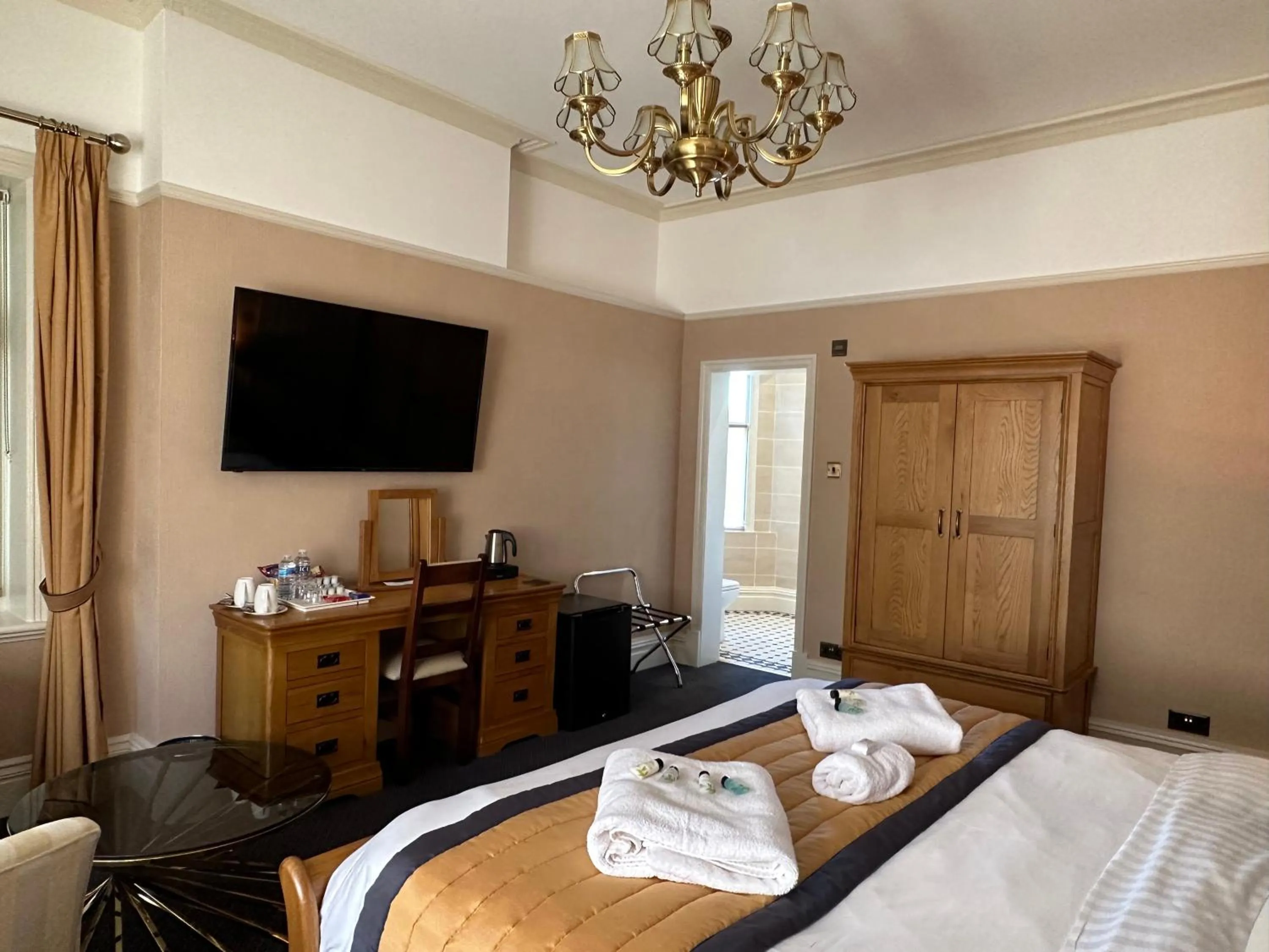 Bedroom, Bed in The Chester Court Hotel