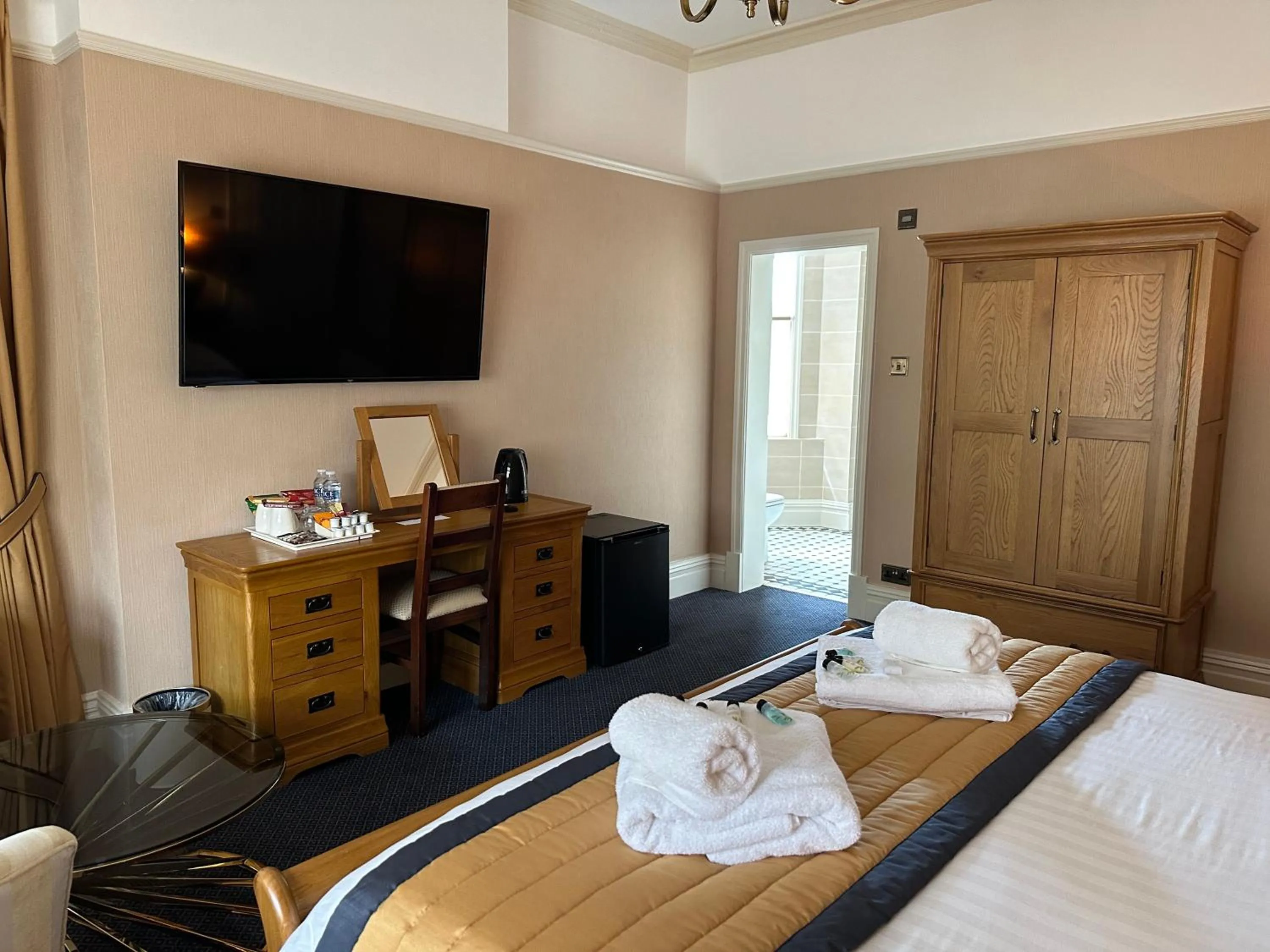 TV and multimedia, Bed in The Chester Court Hotel