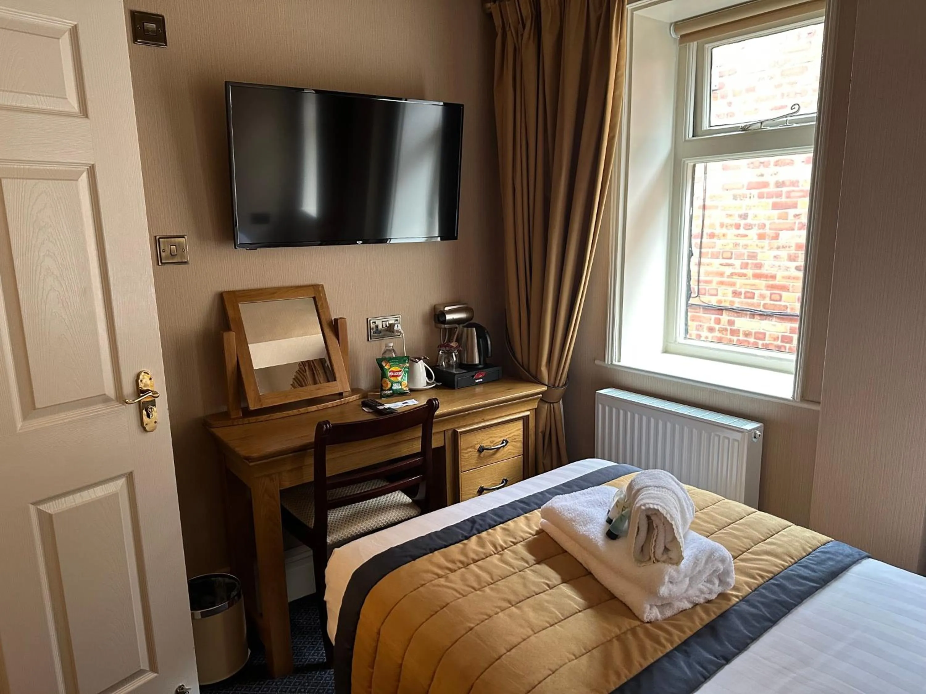 Bedroom, Bed in The Chester Court Hotel