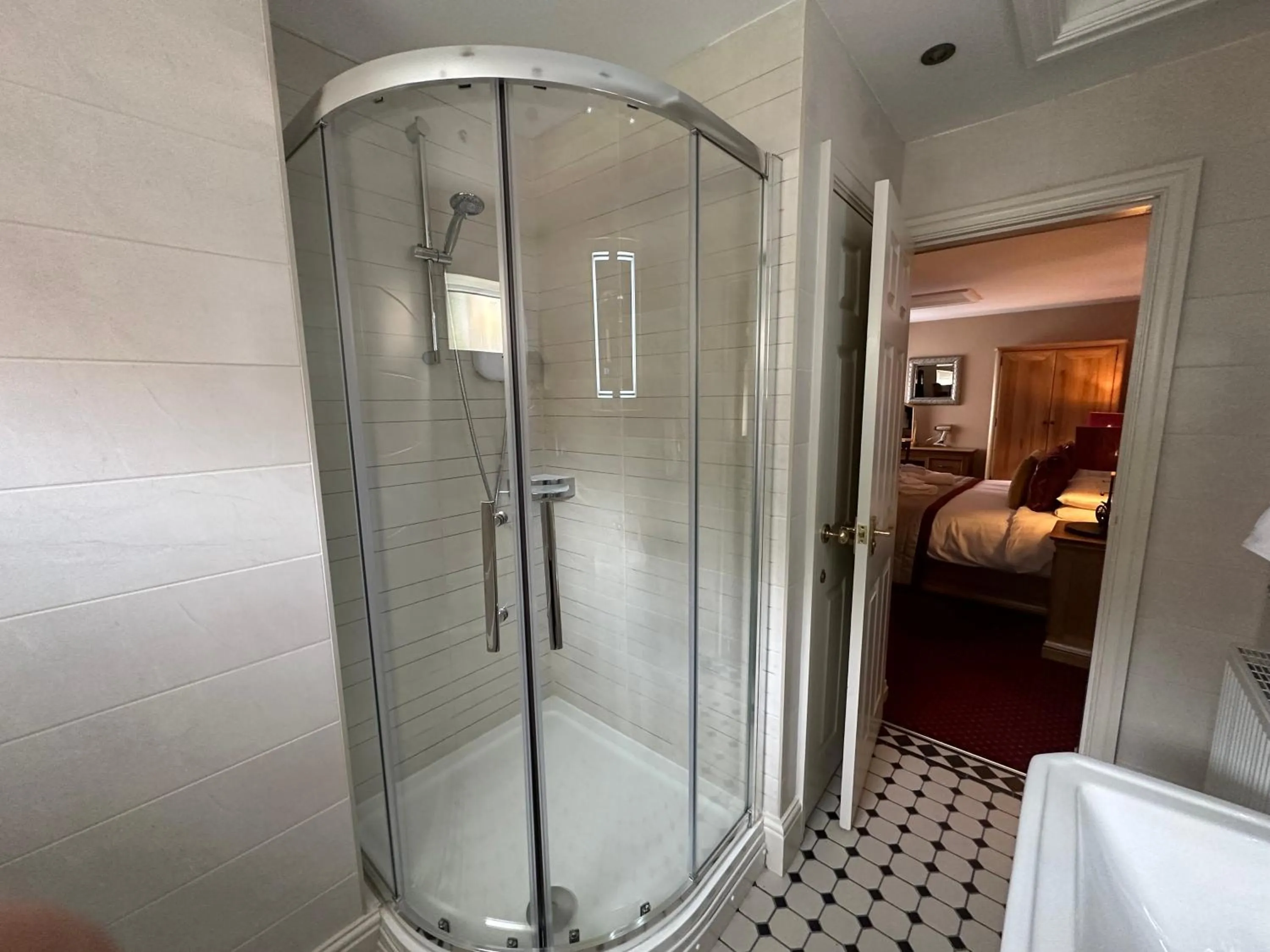 Shower, Bed in The Chester Court Hotel
