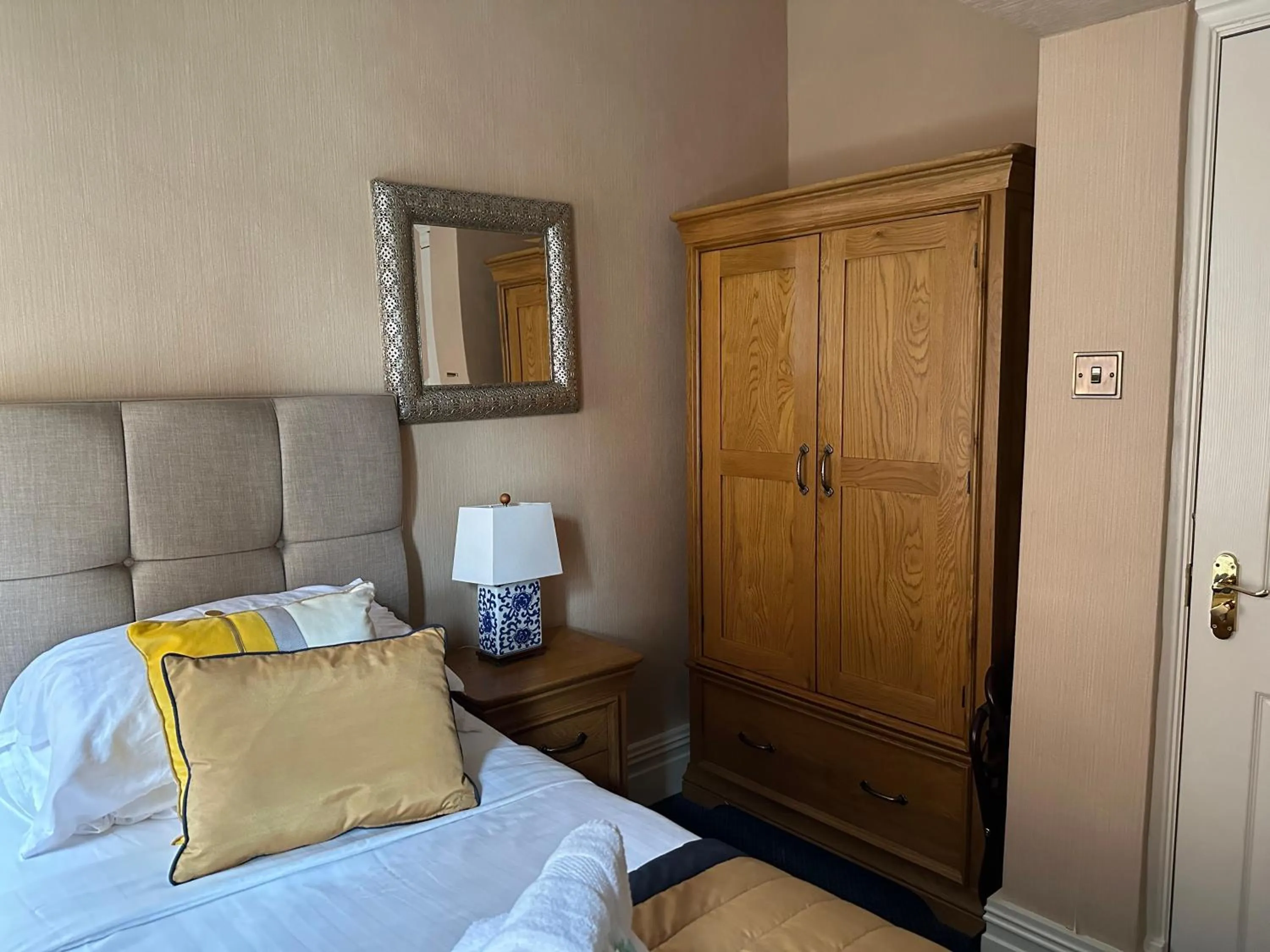 Bedroom, Bed in The Chester Court Hotel