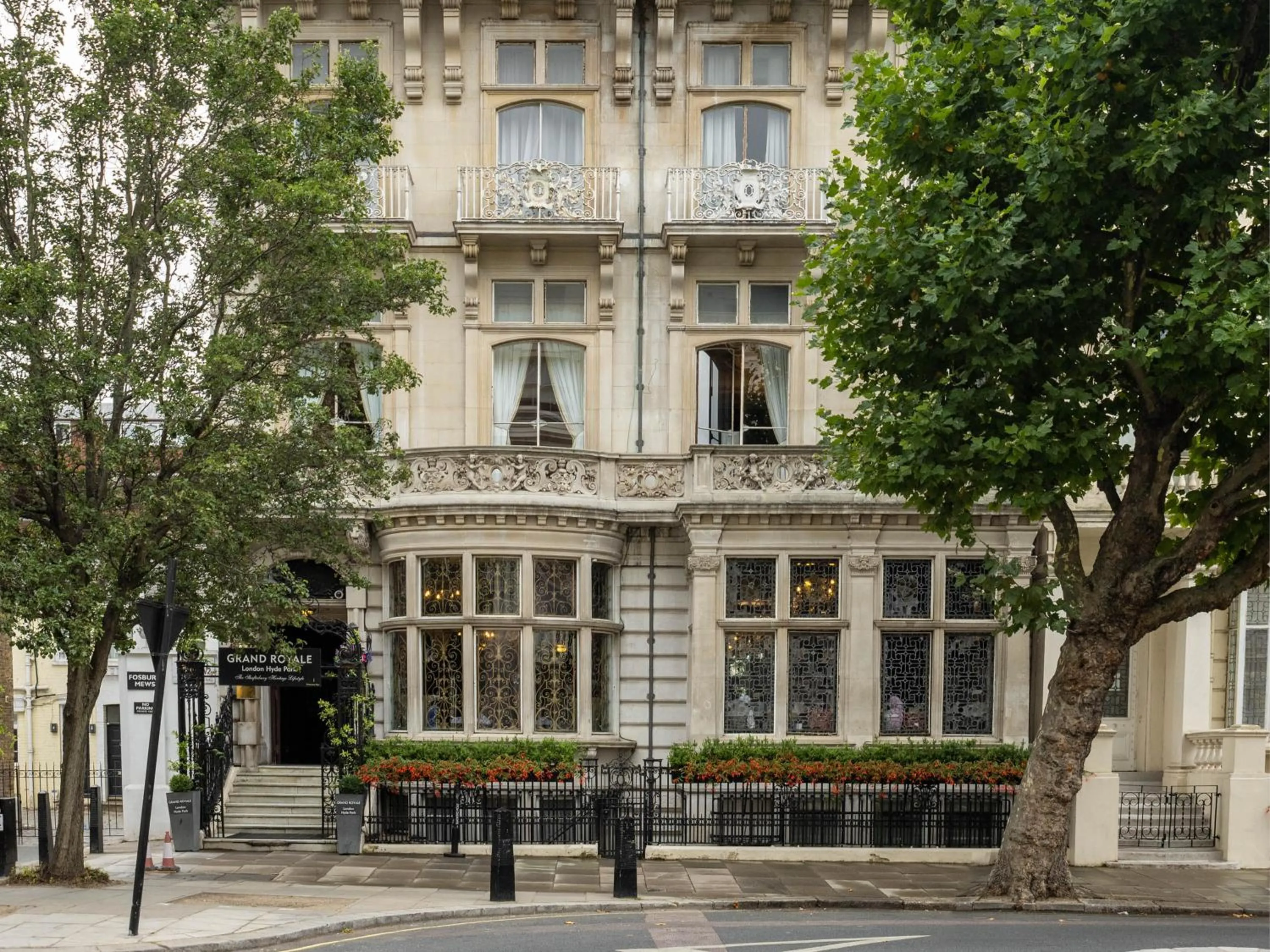 Property building in Grand Royale Hyde Park