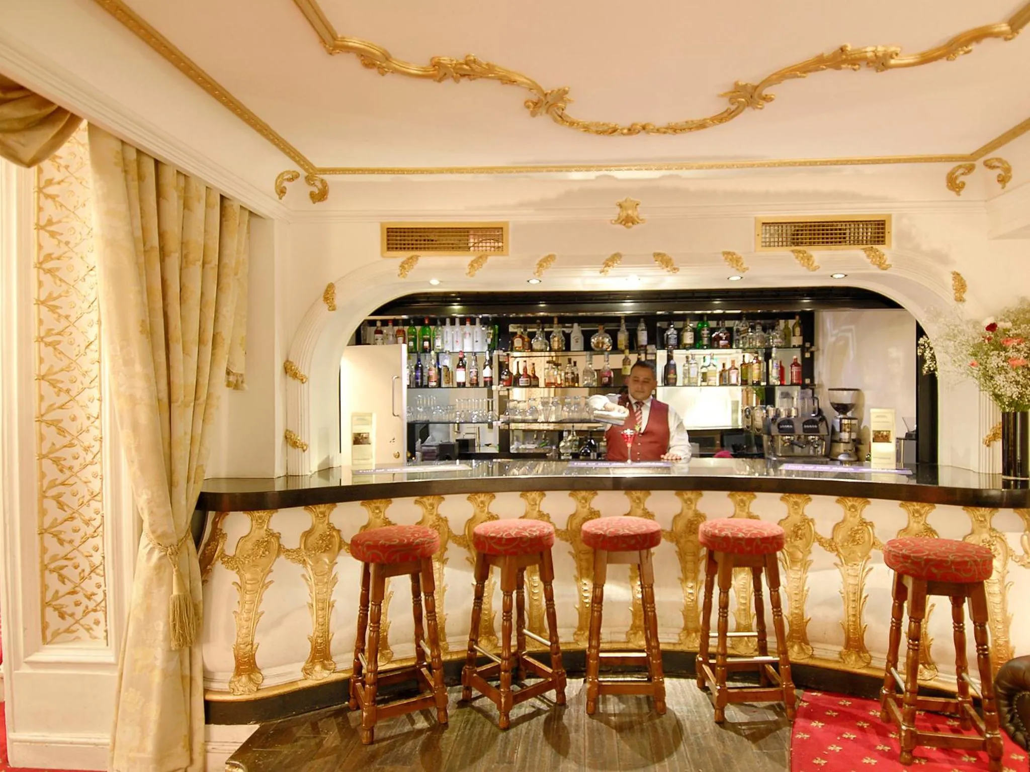 Lounge or bar in Grand Royale Hyde Park