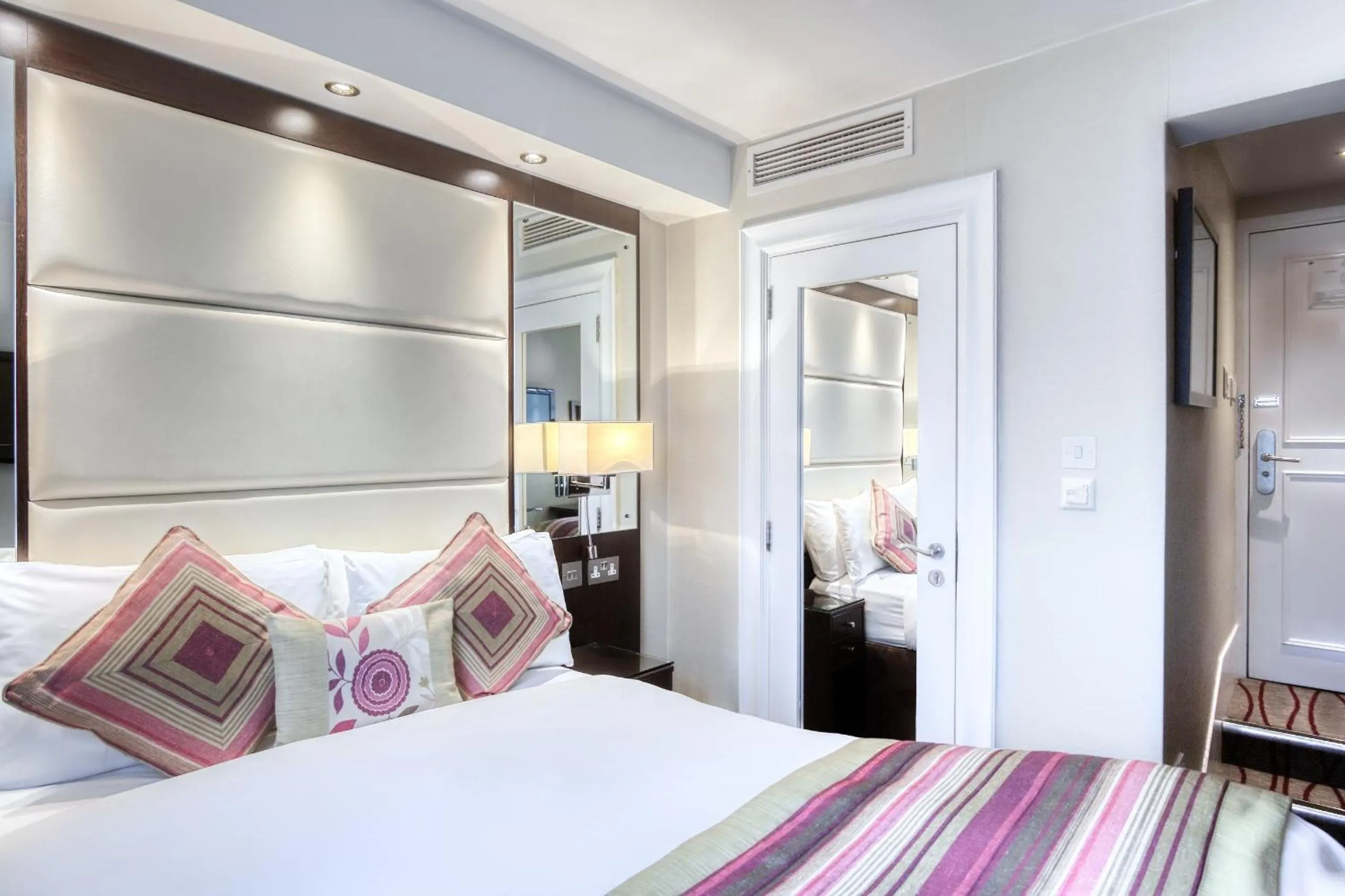 Bedroom, Bed in Grand Royale Hyde Park