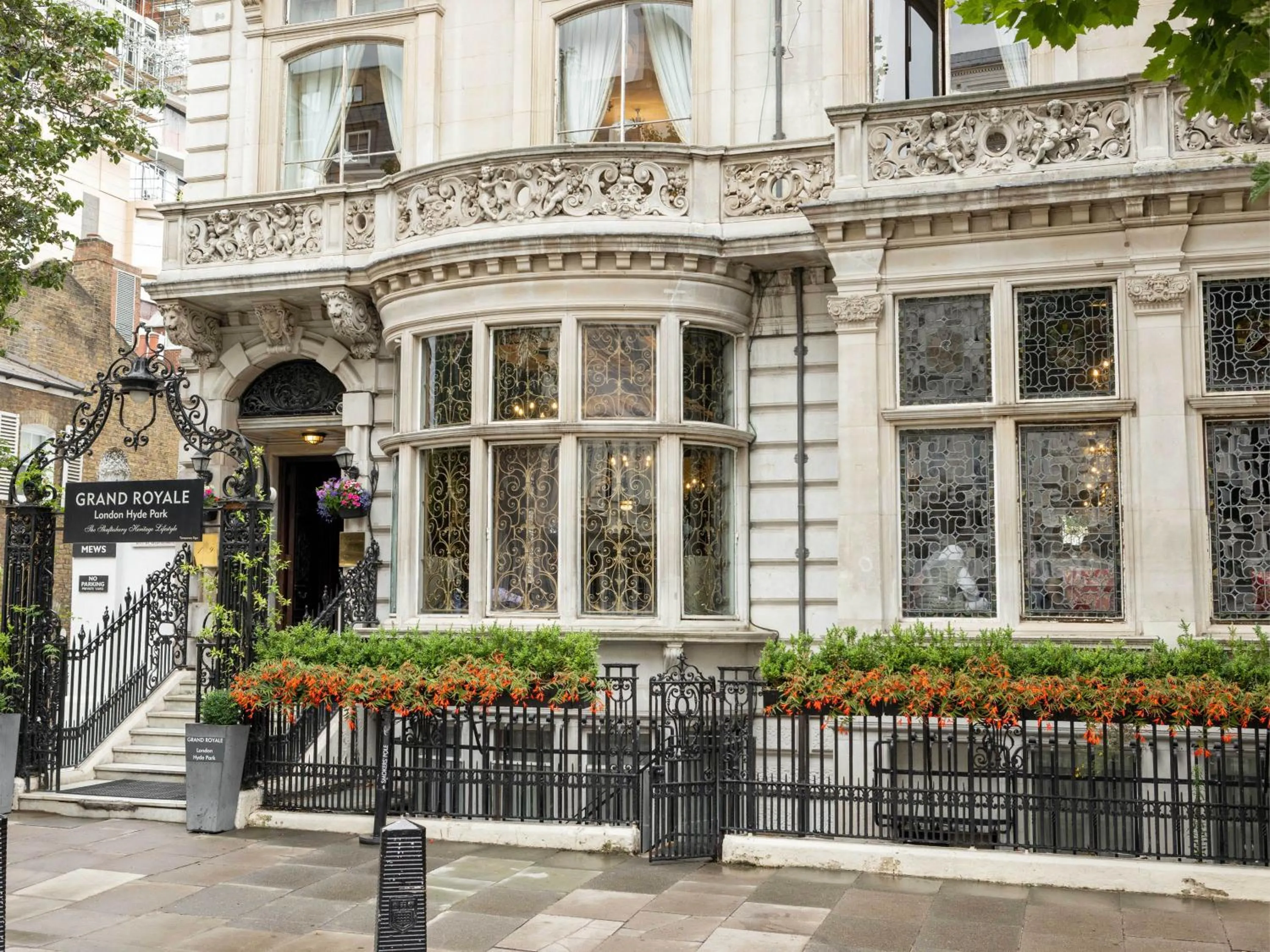 Property building in Grand Royale Hyde Park