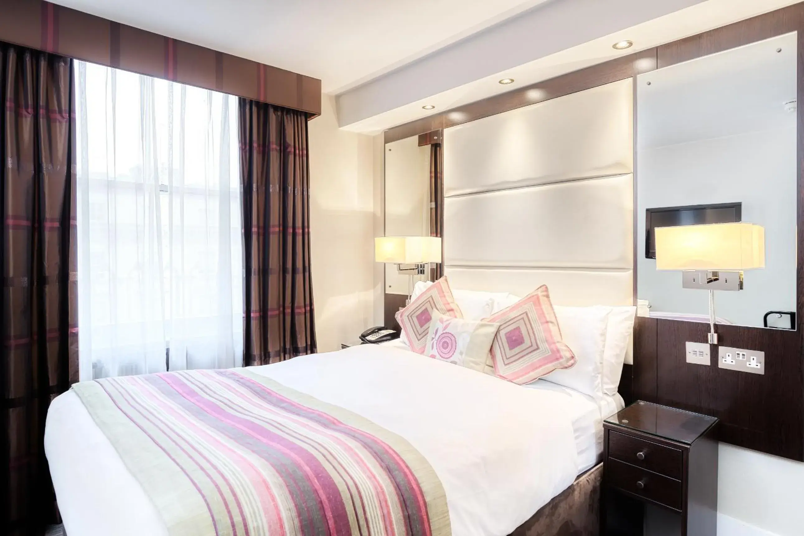 Deluxe Double Room in Grand Royale Hyde Park Deluxe Double Room in Grand Royale Hyde Park